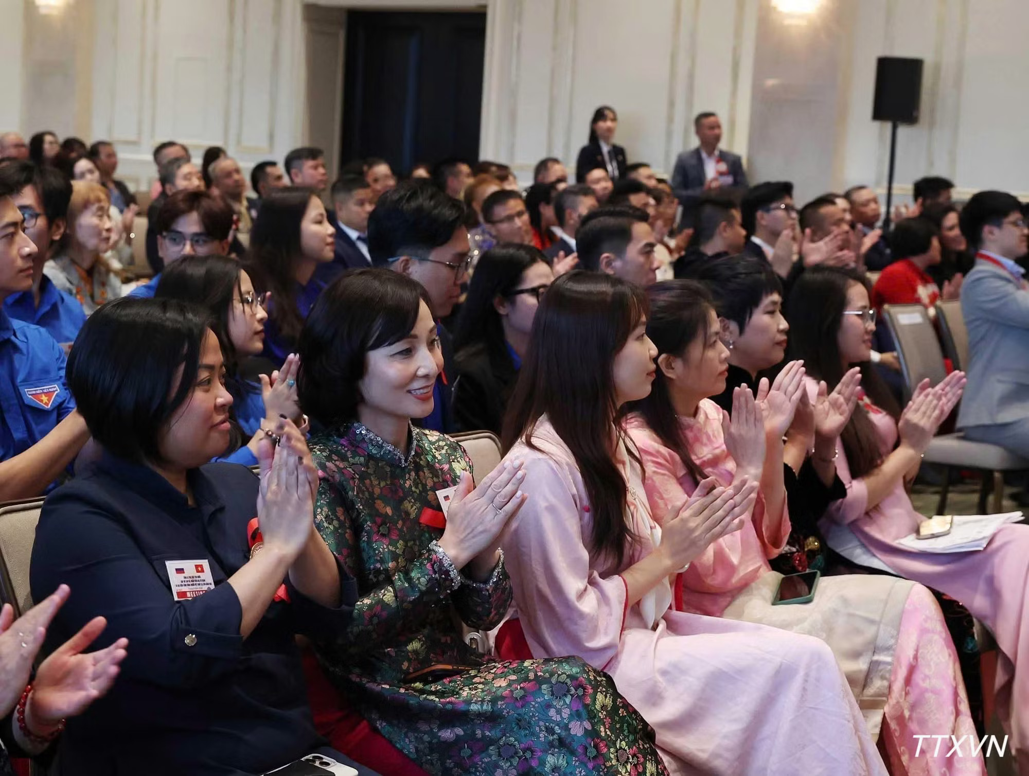vna-potal-tong-bi-thu-chu-tich-nuoc-to-lam-va-phu-nhan-gap-go-cong-dong-nguoi-viet-nam-tai-nga-8824.jpg