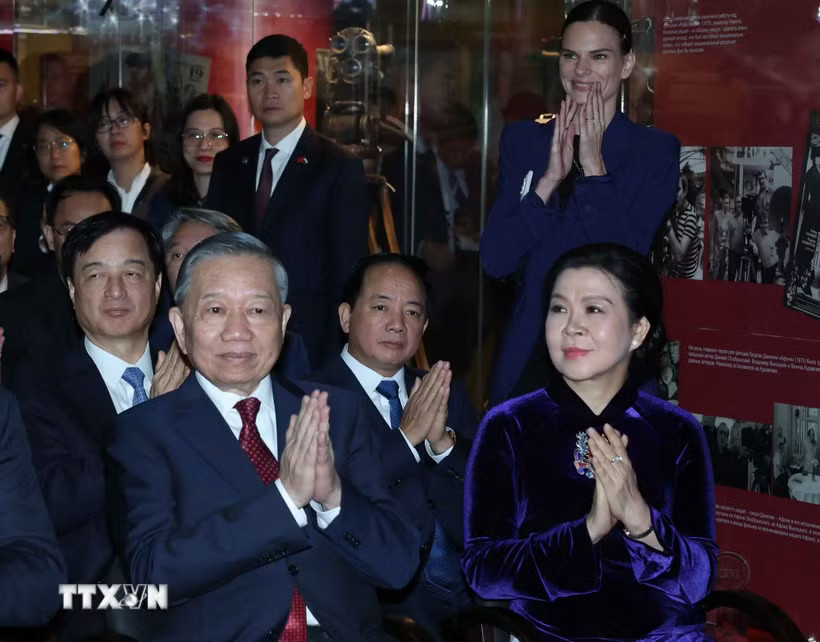 Tổng Bí thư, Chủ tịch nước Tô Lâm và Phu nhân dự chương trình Khai trương Không gian Di sản và Kết nối văn hóa Việt-Nga. (Ảnh: Thống Nhất/TTXVN)