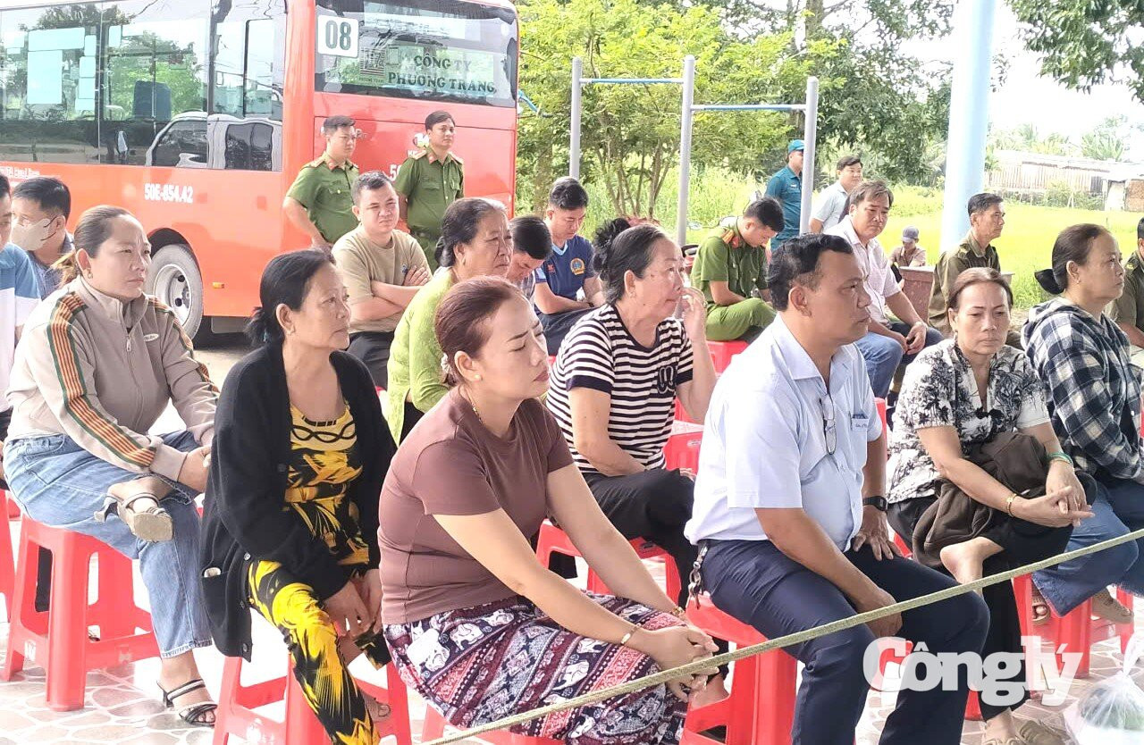 Đông đảo người dân xã Hưng Hội tham dự phiên tòa