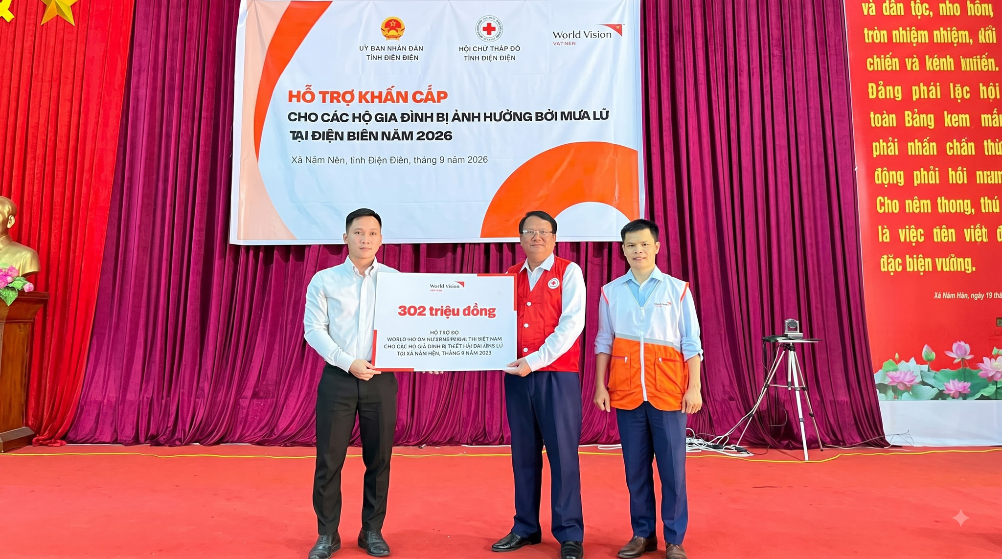 trao phần quà hỗ trợ các hộ dân bị ảnh hưởng nặng bởi thiên tai tại xã Nậm Nèn, tỉnh Điện Biên