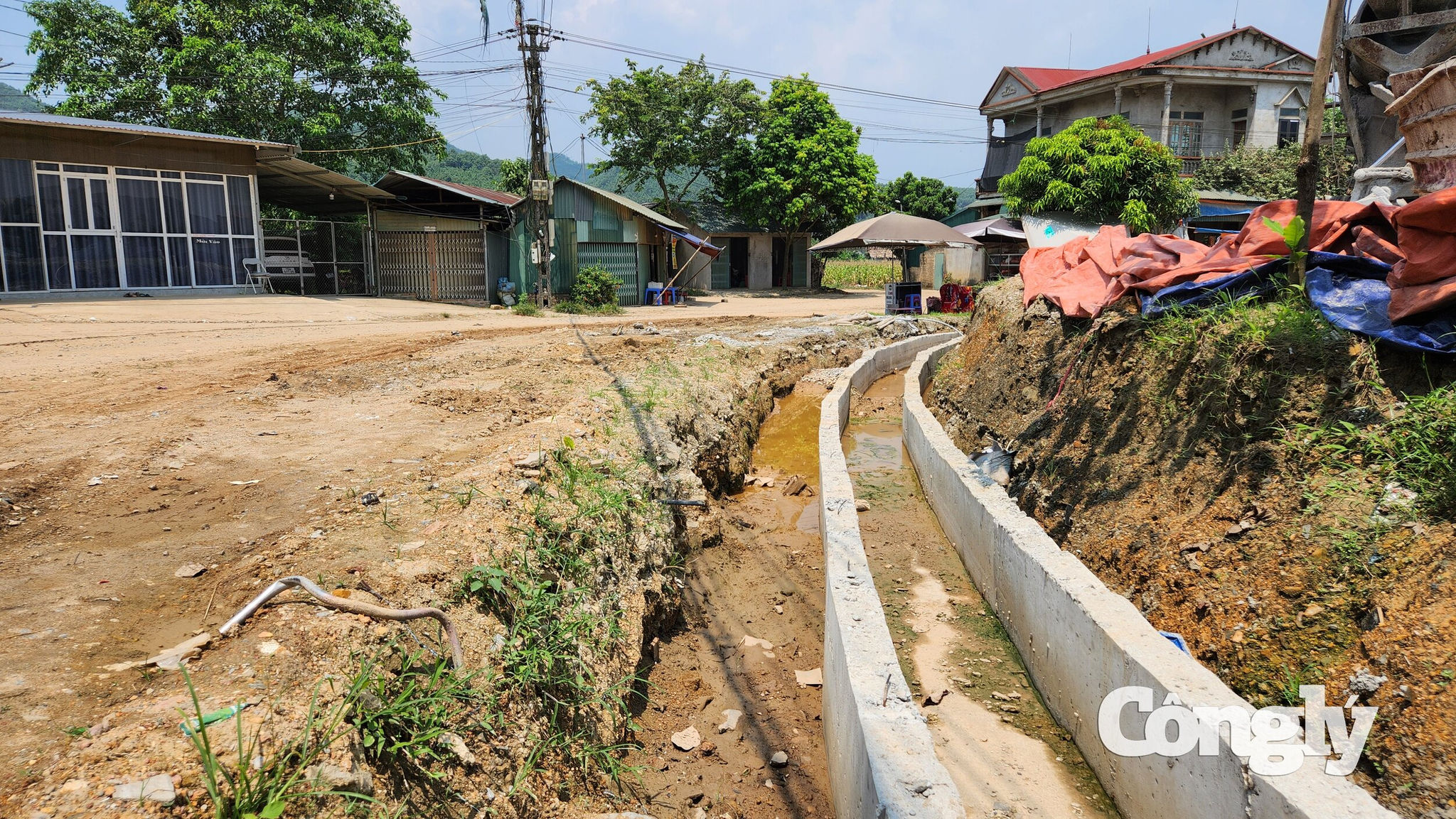 Dự án nhiều hủm hố từ việc thi công rãnh thoát nước nhưng không được nhà thầu trang bị dây căng cảnh báo nguy hiểm cho người đi đường