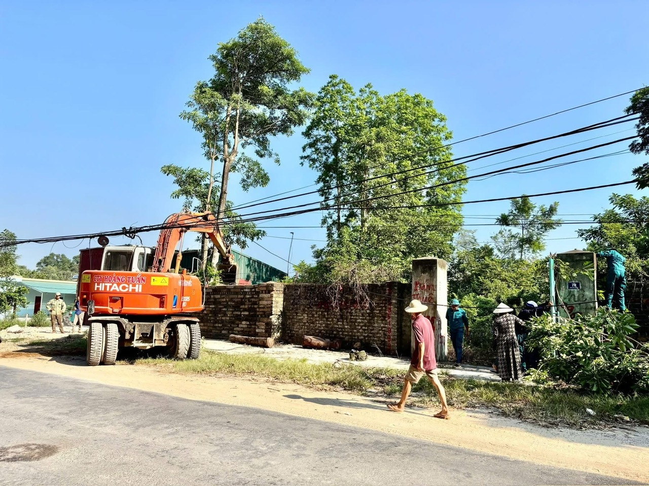 Người dân bàn giao mặt bằng cho đơn vị thi công