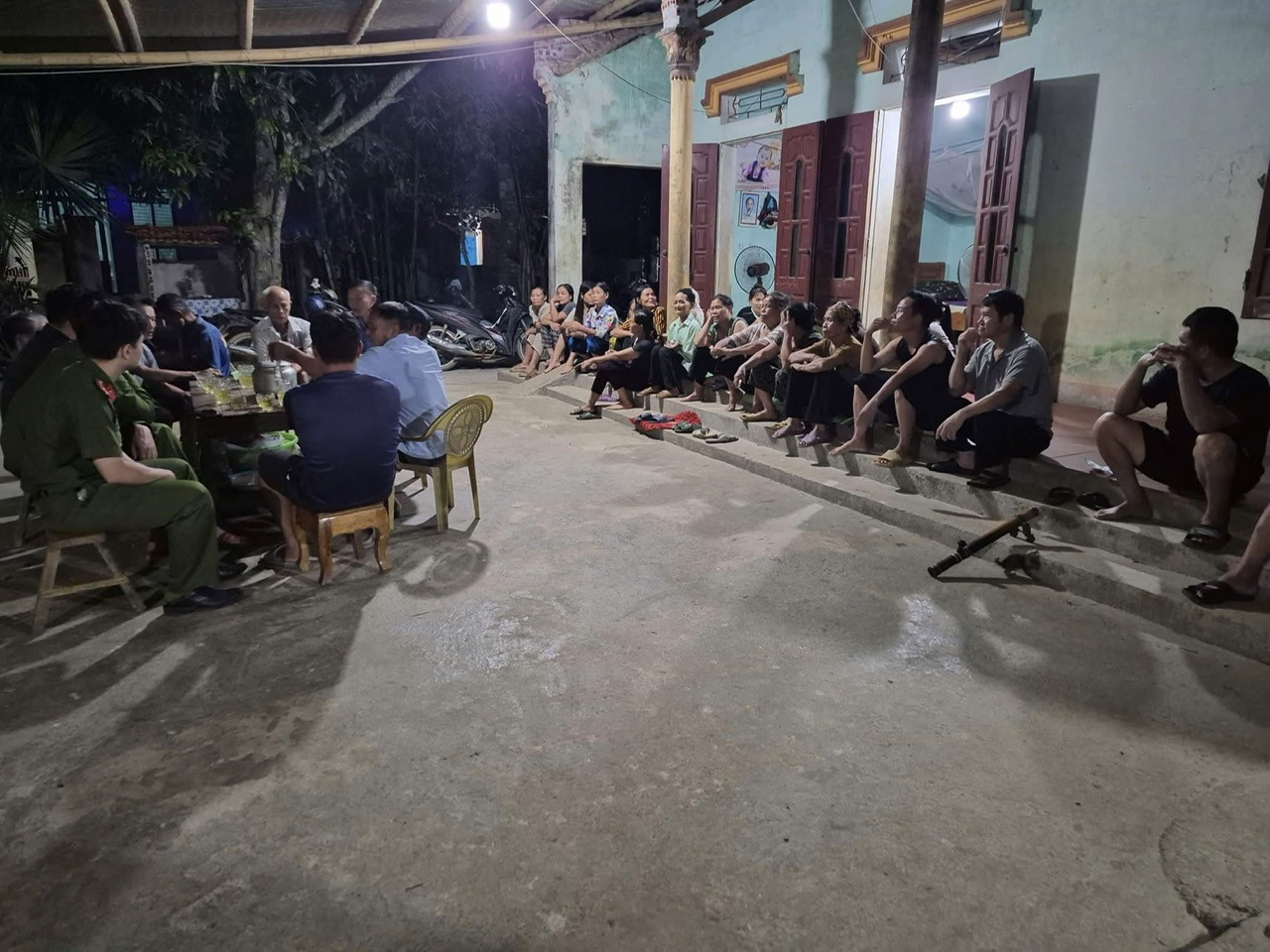 Cán bộ xã Luận Thành tranh thủ thời gian người dân ở nhà để tuyên truyền, vận động