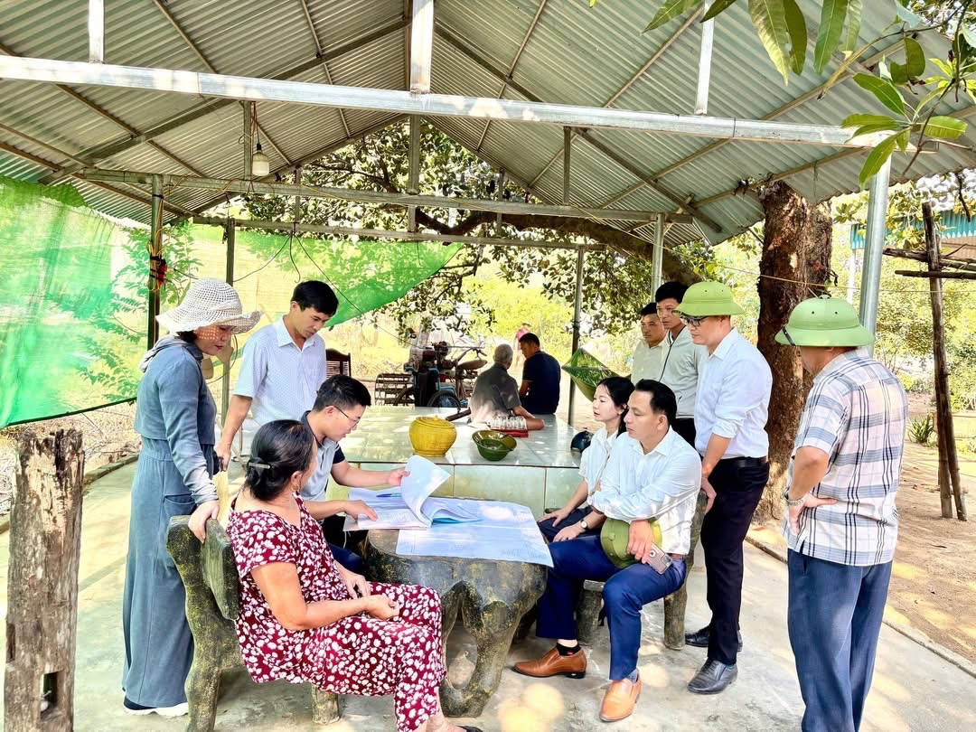 Lãnh đạo phương Tân Dân xuống tận nhà người dân tuyên truyền, giải thích chính sách