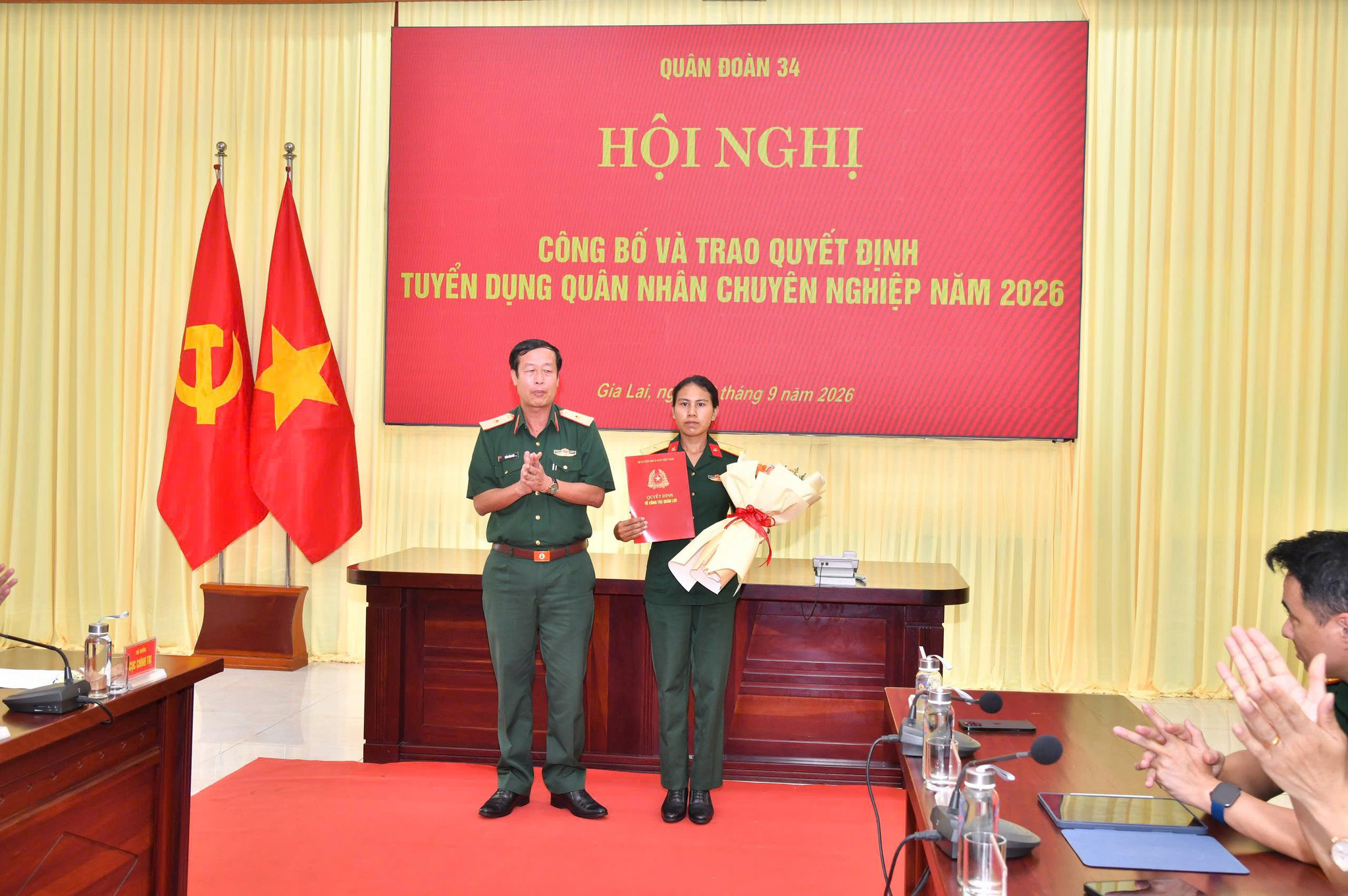 Đồng chí Rmah H' Thiệp (SN 12/11/2003, vợ của đồng chí Kpa Thiêp nguyên chiến sĩ, Ban Tham mưu của Trung đoàn 28, Sư đoàn 10, Quân đoàn 34) chính thức được tuyển dụng vào Quân đội nhân dân Việt Nam. (Ảnh: ĐVCC).