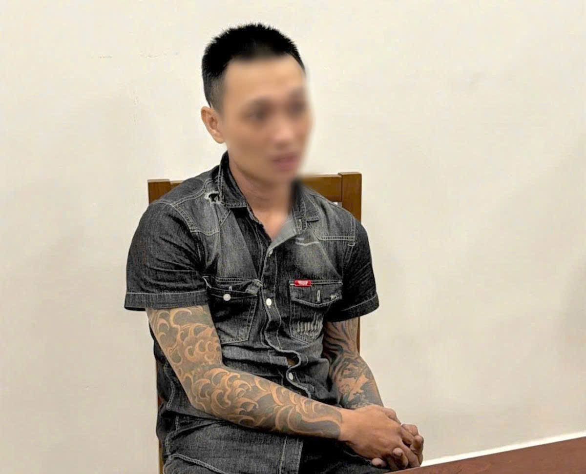 Đối tượng mang hung khí bị lực lượng Cảnh sát hình sự bắt giữ.