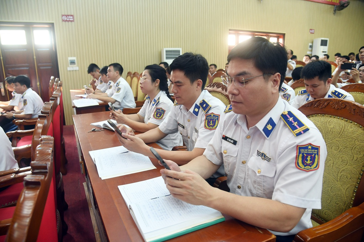 Các đại biểu tải phần mềm hệ thống Thông tin Tuyên giáo để tham gia cuộc thi trực tuyến