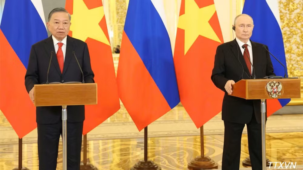 Tổng Bí thư, Chủ tịch nước Tô Lâm và Tổng thống Nga Vladimir Putin. (Ảnh: Thống Nhất/TTXVN) tbc1.jpg