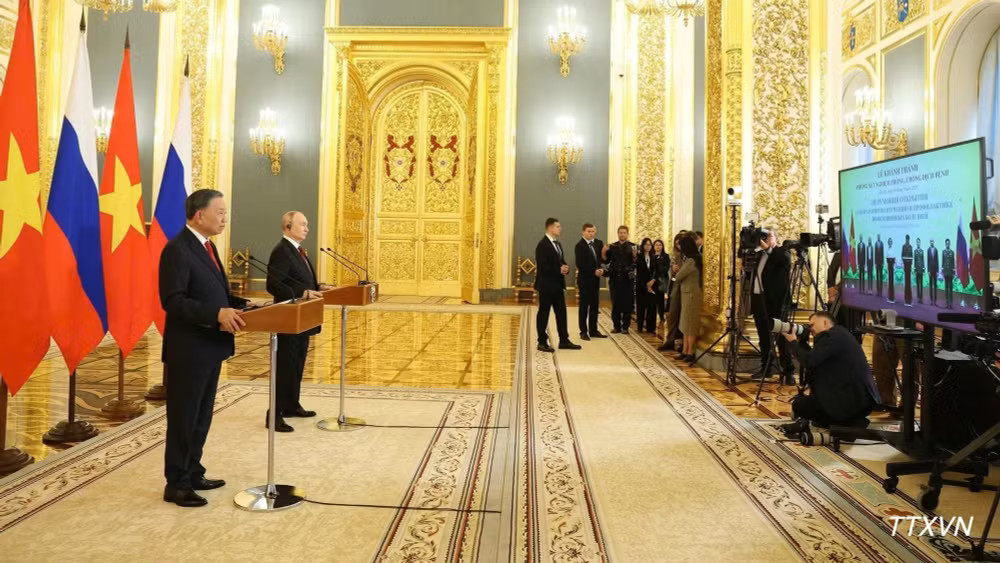 Tổng Bí thư, Chủ tịch nước Tô Lâm và Tổng thống Nga Vladimir Putin dự Lễ khánh thành phòng xét nghiệm phòng, chống dịch bệnh theo hình thức trực tuyến. (Ảnh: Thống Nhất/TTXVN) tbc2.jpg