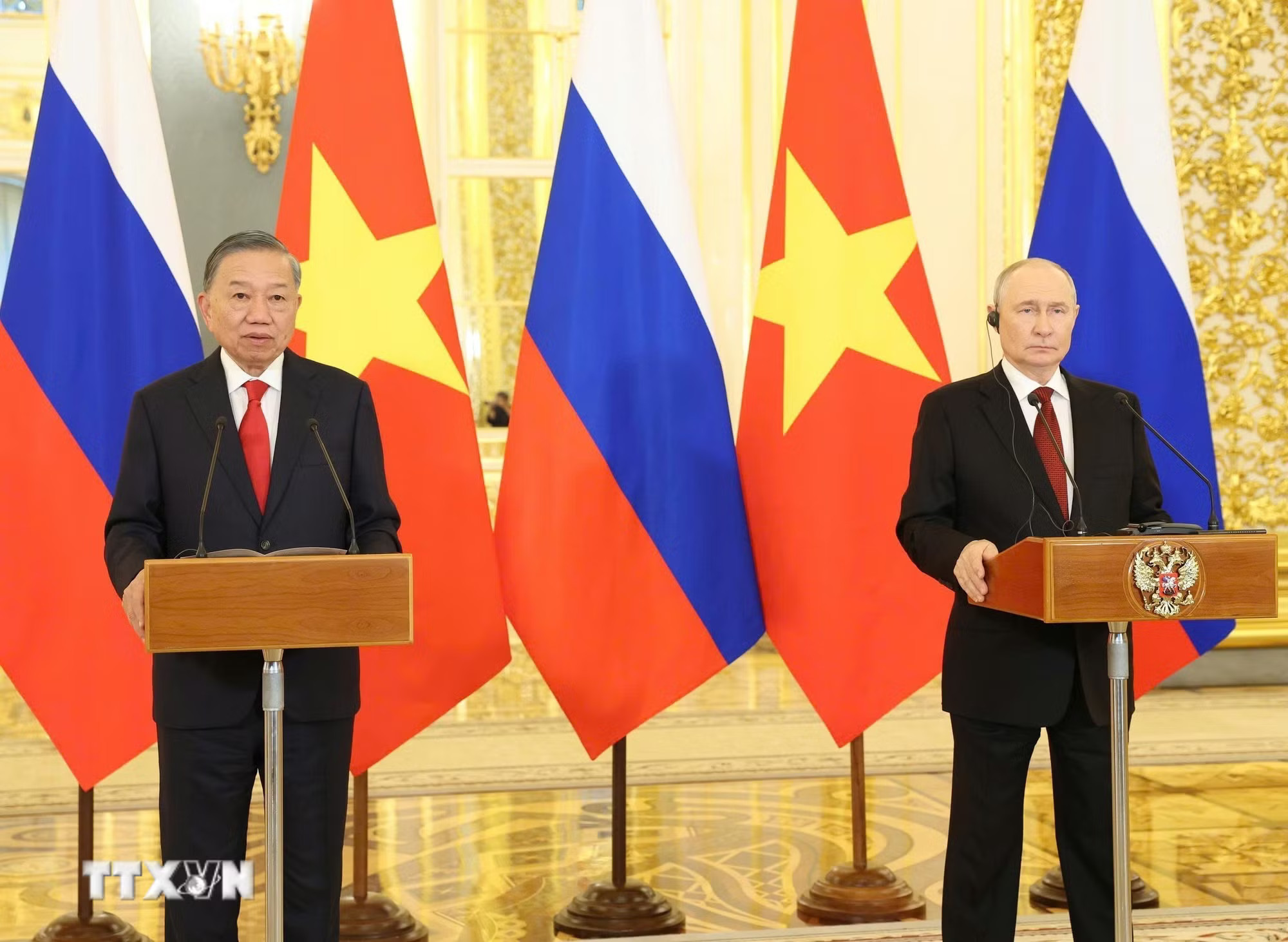 Tổng Bí thư, Chủ tịch nước Tô Lâm và Tổng thống Nga Vladimir Putin dự Lễ khánh thành phòng xét nghiệm phòng, chống dịch bệnh (theo hình thức trực tuyến). (Ảnh: Thống Nhất/TTXVN) ttxvn-tong-bi-thu-chu-tich-nuoc-to-lam-hoi-dam-voi-tong-thong-nga-vladimir-putin-9014195-1.jpg