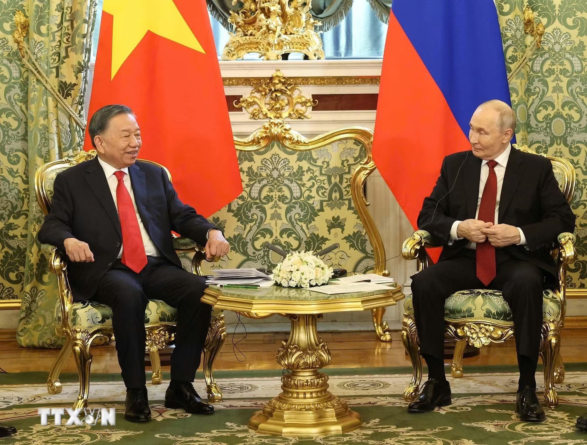 Tổng Bí thư, Chủ tịch nước Tô Lâm gặp hẹp với Tổng thống Liên bang Nga Vladimir Putin. (Ảnh: Thống Nhất/TTXVN) ttxvn-tong-thong-nga-putin-chu-tri-le-don-tong-bi-thu-chu-tich-nuoc-to-lam-cung-phu-nhan-9013998-10.jpg
