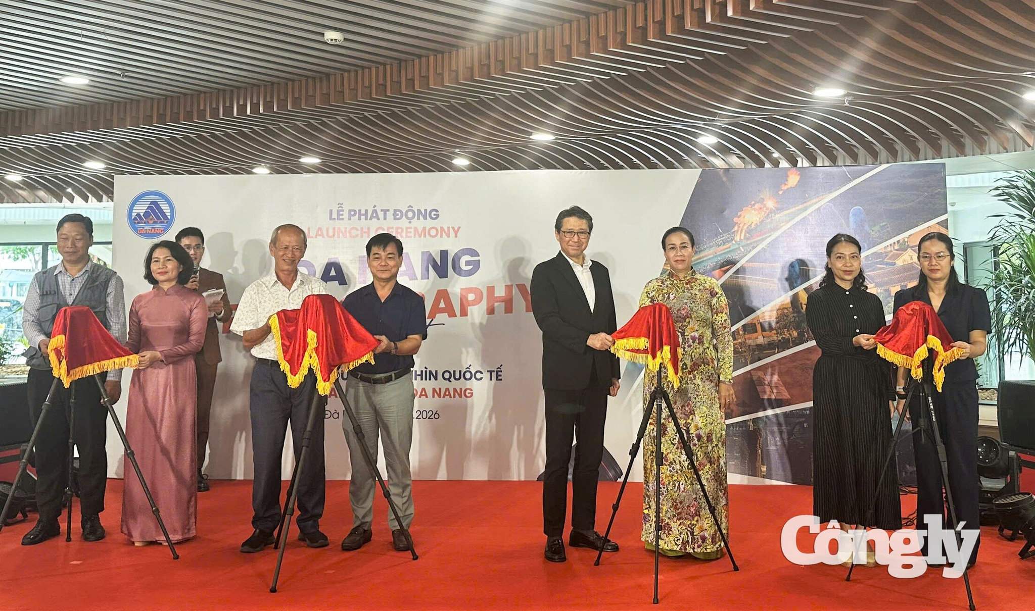 Lãnh đạo thành phố và các đại biểu thực hiện nghi thức phát động cuộc thi ảnh “Đà Nẵng dưới góc nhìn quốc tế - Global Eyes on Da Nang”.