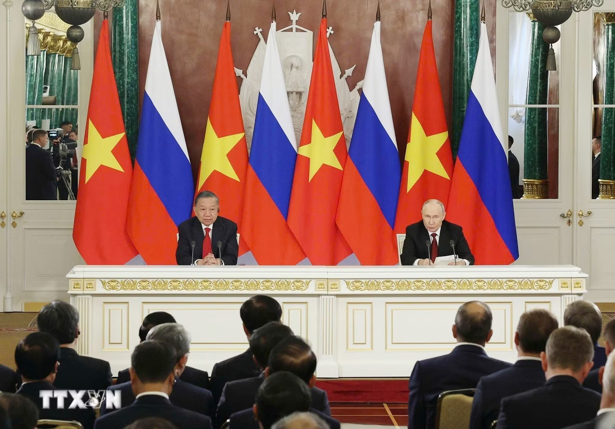 Tổng Bí thư, Chủ tịch nước Tô Lâm và Tổng thống Nga Vladimir Putin họp báo chung. (Ảnh: Thống Nhất/TTXVN) ttxvn-tong-bi-thu-chu-tich-nuoc-to-lam-va-tong-thong-nga-vputin-hop-bao-chung-9014305.jpg