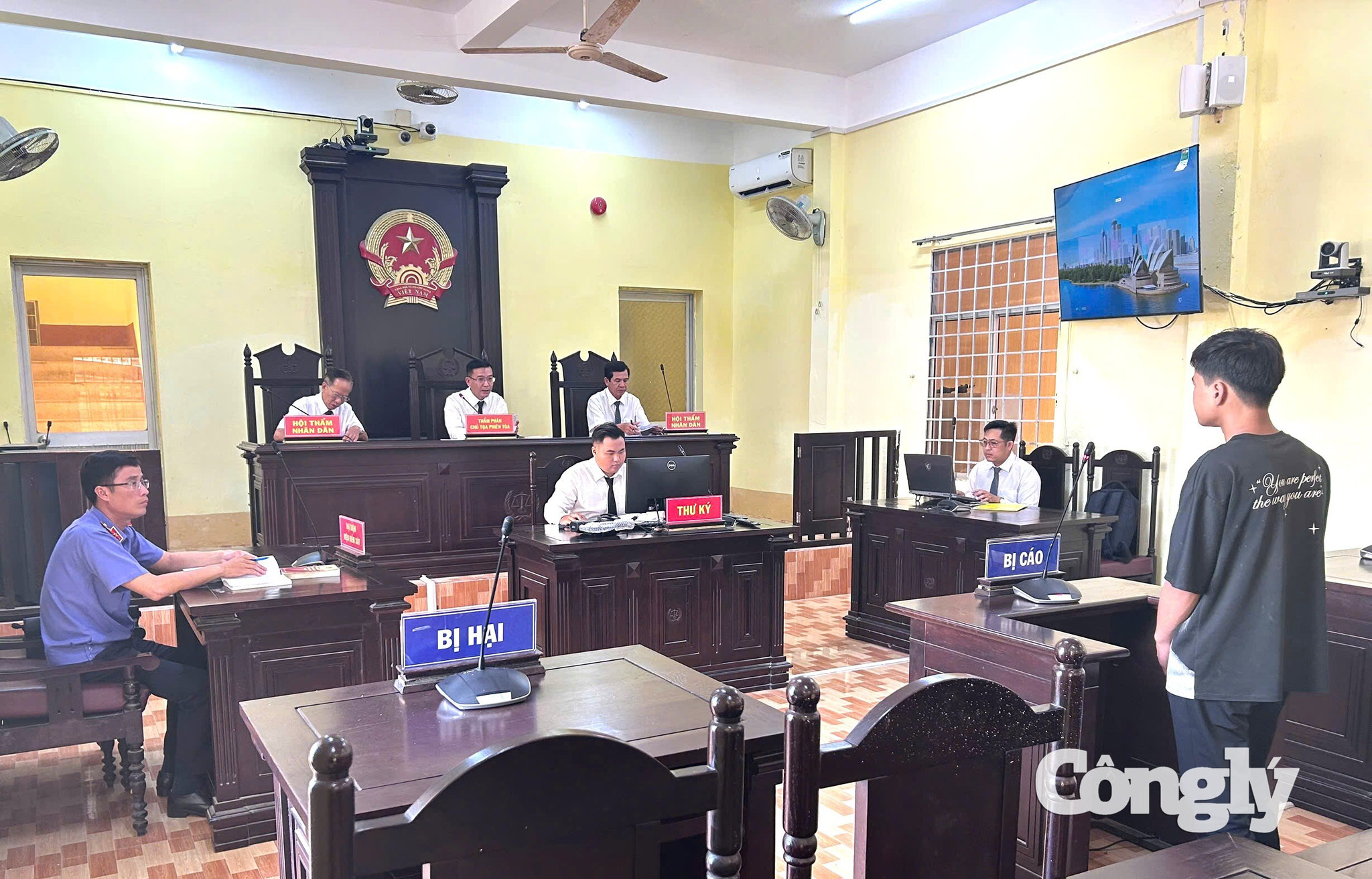 Quang cảnh phiên tòa trực tuyến xét xử bị cáo H.V.H.(SN 2009) về tội “Sử dụng trái phép chất ma túy”