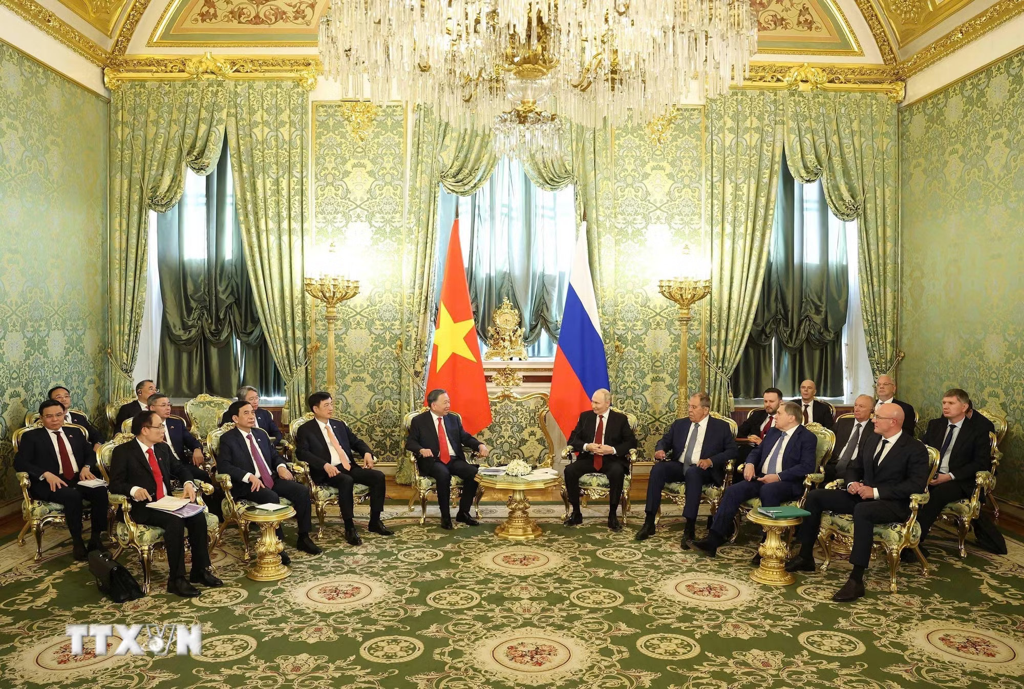 Tổng Bí thư, Chủ tịch nước Tô Lâm gặp hẹp với Tổng thống Liên bang Nga Vladimir Putin. (Ảnh: Thống Nhất/TTXVN) ttxvn-tong-bi-thu-chu-tich-nuoc-to-lam-hoi-dam-voi-tong-thong-lien-bang-nga-vladimir-putin-9014050.jpg