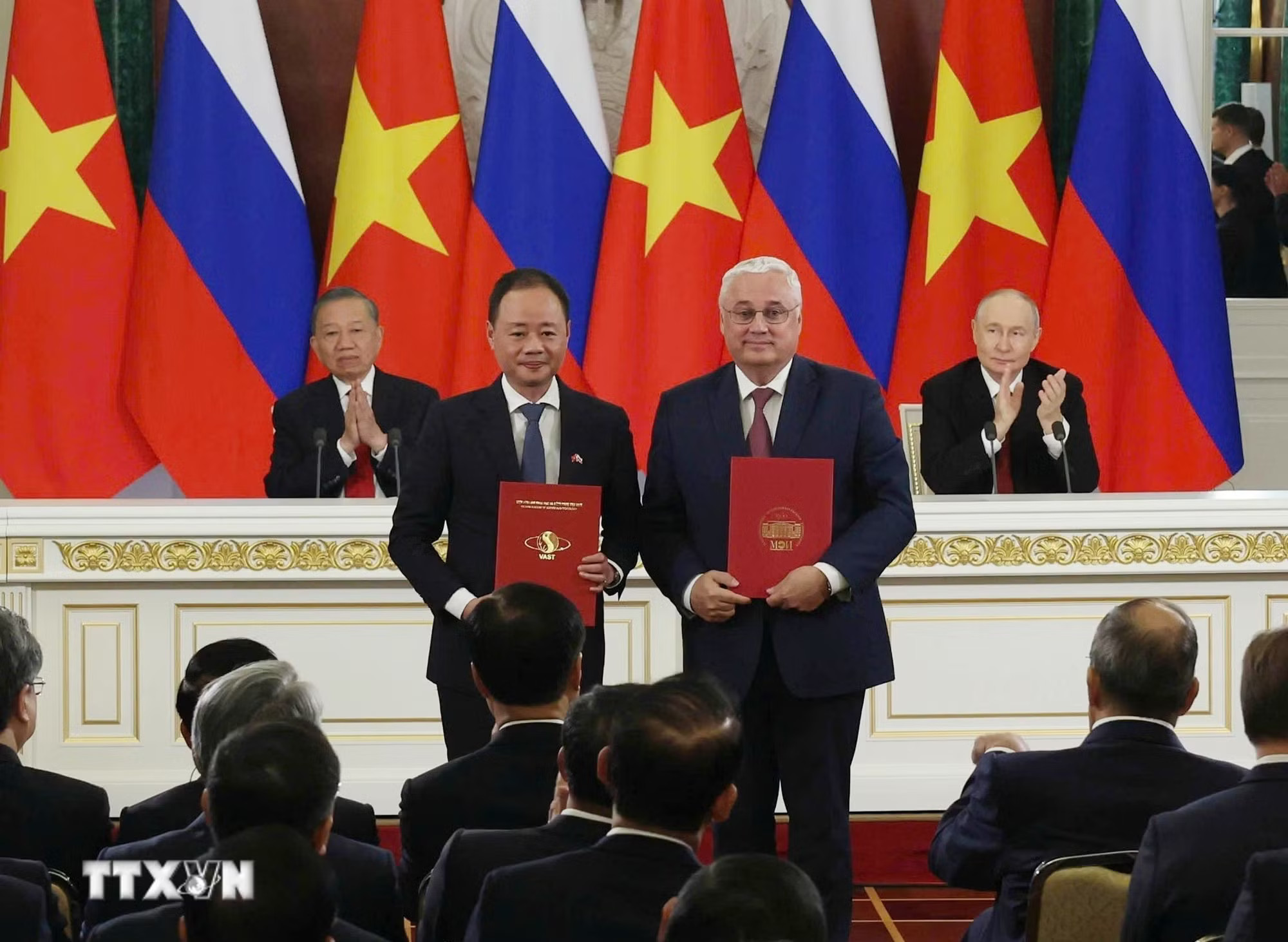 ttxvn-tong-bi-thu-chu-tich-nuoc-to-lam-va-tong-thong-nga-vputin-chung-kien-trao-van-kien-hop-tac-giua-hai-nuoc-9014285.jpg