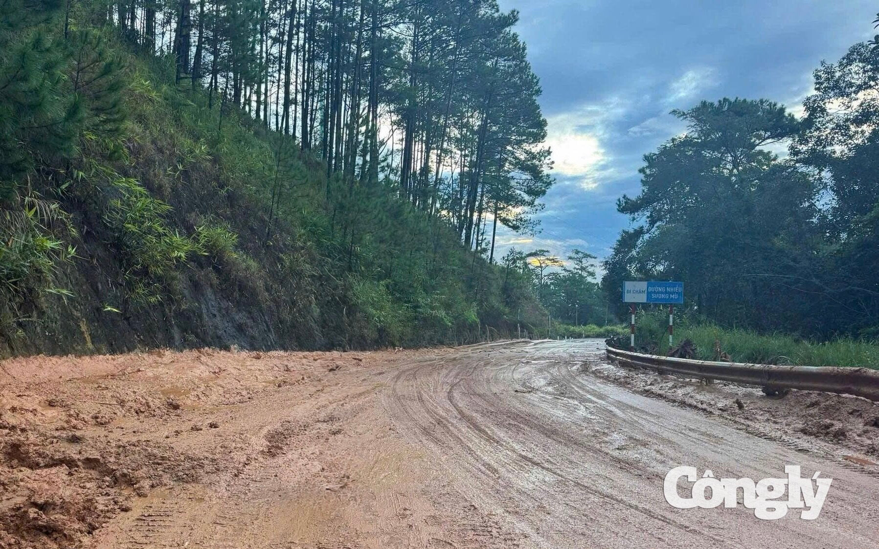 Sau khi được khắc phục, phương tiện có thể lưu thông chậm qua khu vực sạt lở.