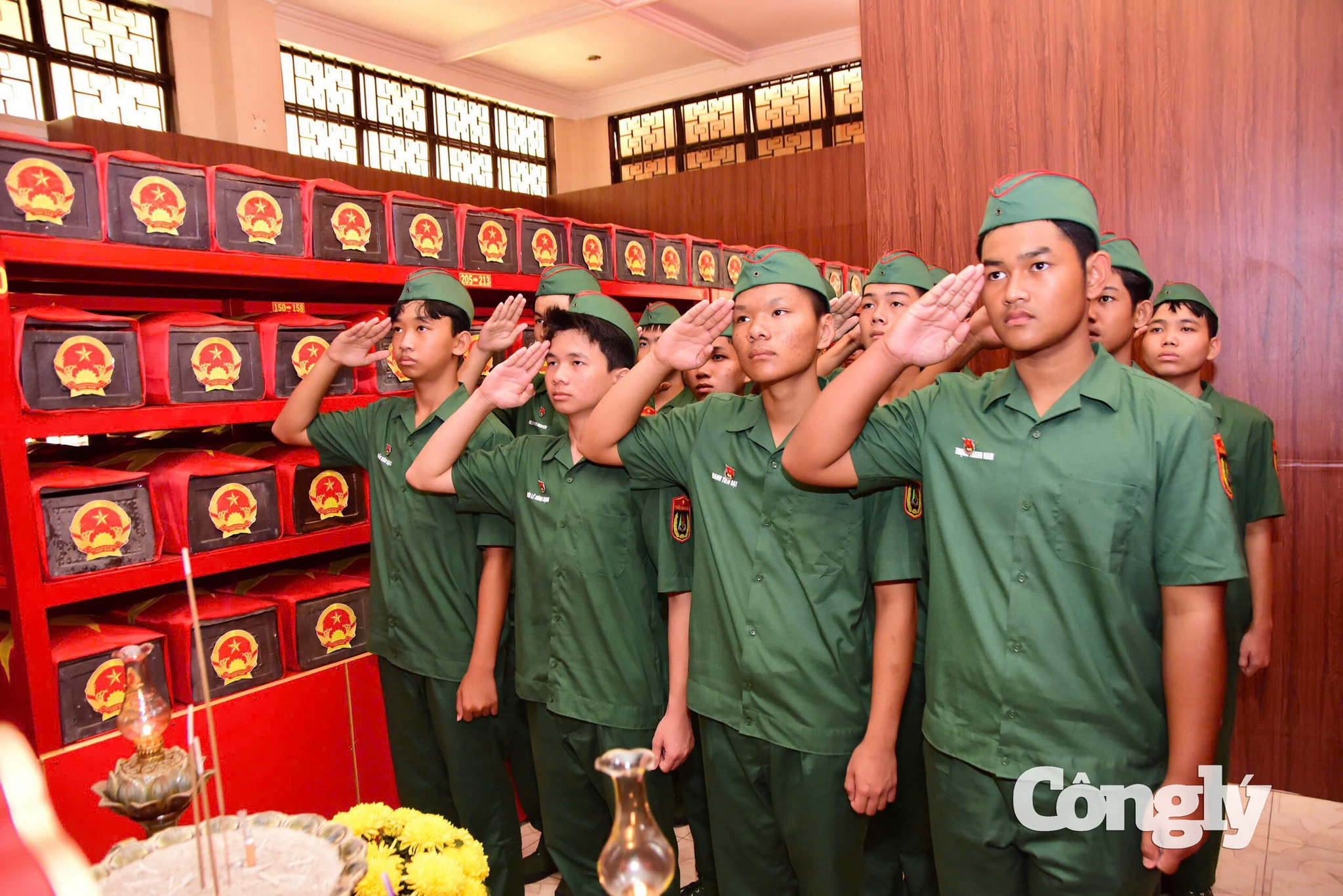 Đoàn công tác Trường Thiếu sinh quân miền Nam tưởng nhớ các Anh hùng liệt sĩ.