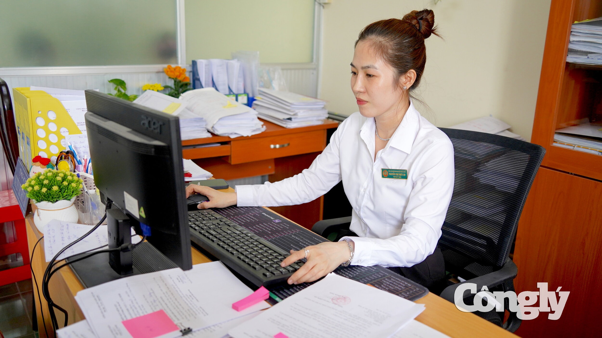 Bà Nguyễn Thị Thúy An - Bí thư Chi đoàn, Thư ký TAND Khu vực 1 - Tây Ninh say mê trên bàn làm việc.