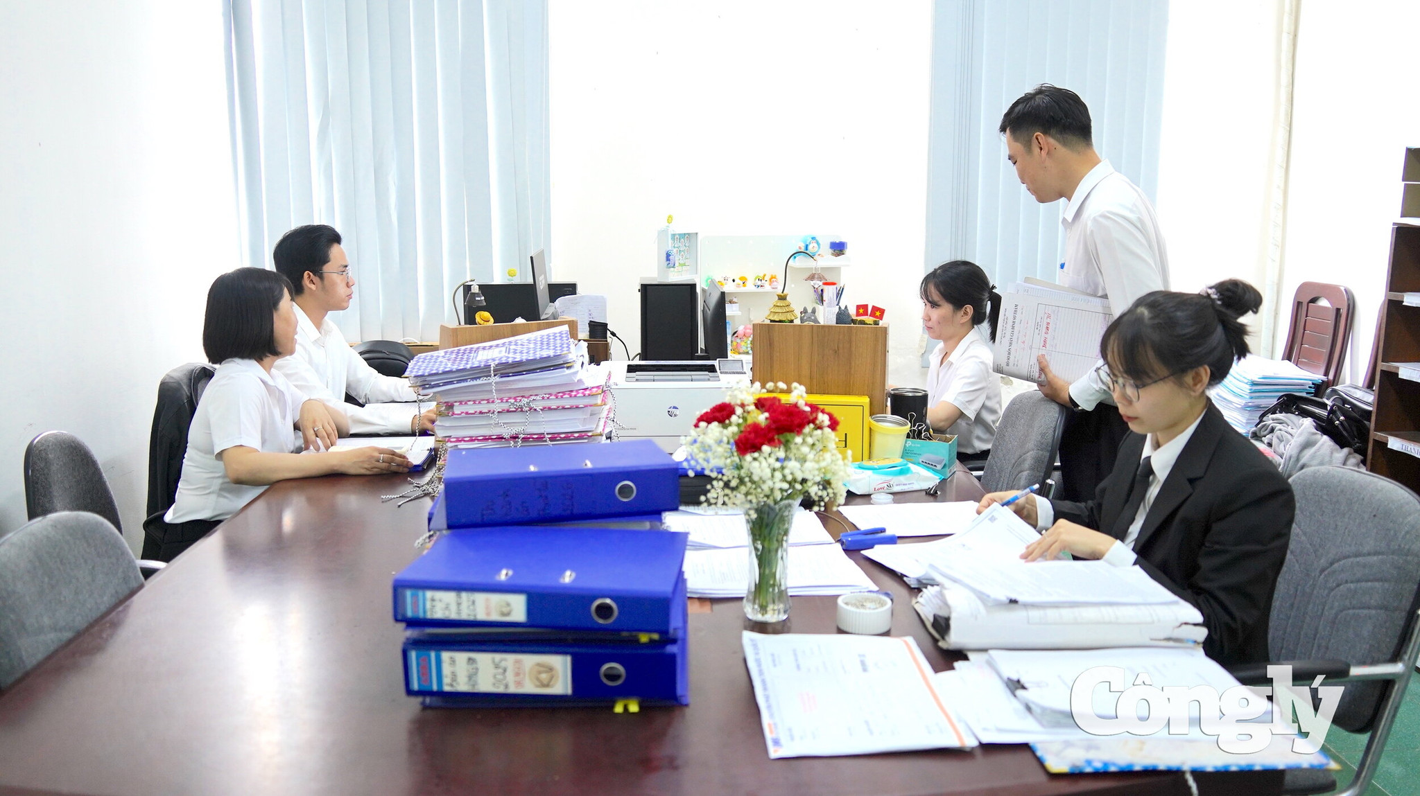 Cán bộ, công chức của đơn vị làm việc để bảo đảm tiến độ.