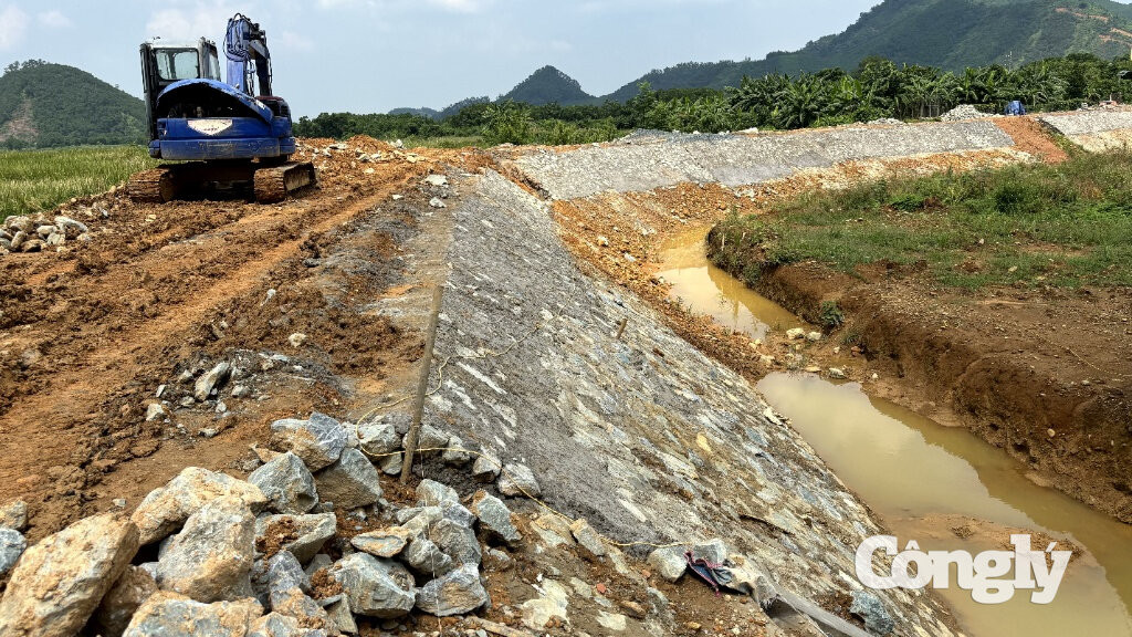 Dự án hồ Thuống đang trong quá trình thi công nhưng không cps biển bảng hay căng dây đảm bảo an toàn cho người qua lại