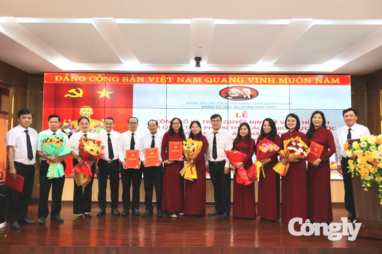 Đảng ủy TAND tỉnh Quảng Ngãi công bố và trao các Quyết định chỉ định 17 cấp ủy các chi bộ trực thuộc nhiệm kỳ 2025-2030.