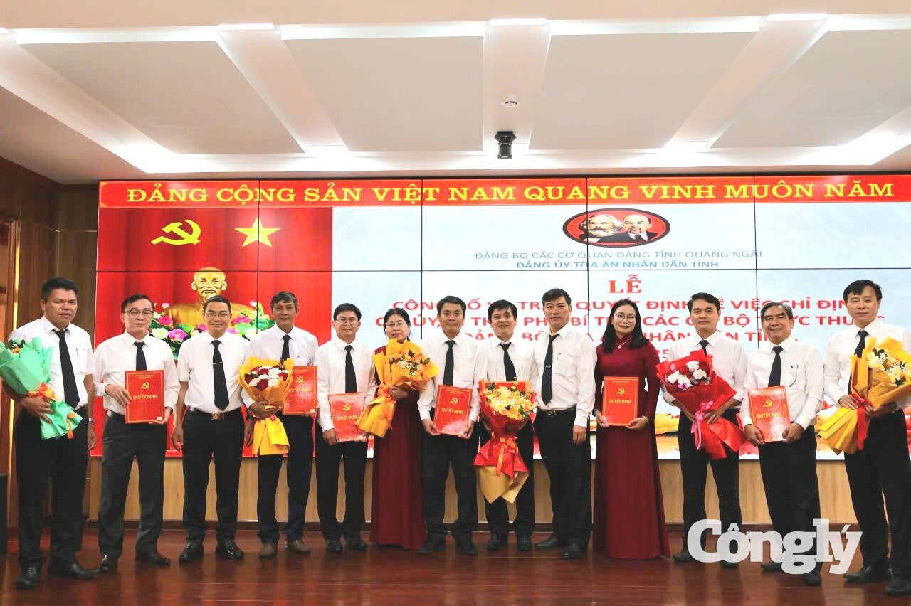Đảng ủy TAND tỉnh Quảng Ngãi công bố và trao các Quyết định chỉ định 17 cấp ủy các chi bộ trực thuộc nhiệm kỳ 2025-2030.