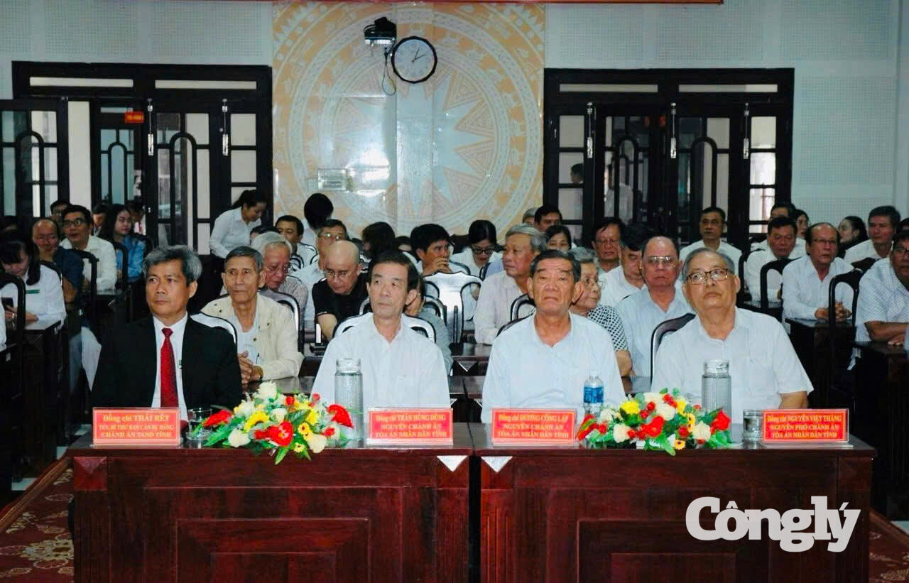 Ông Dương Công Lập (người thứ 2 từ phải, hàng ghế thứ nhất) tại buổi họp mặt nguyên cán bộ lãnh đạo do TAND tỉnh Sóc Trăng tổ chức năm 2024