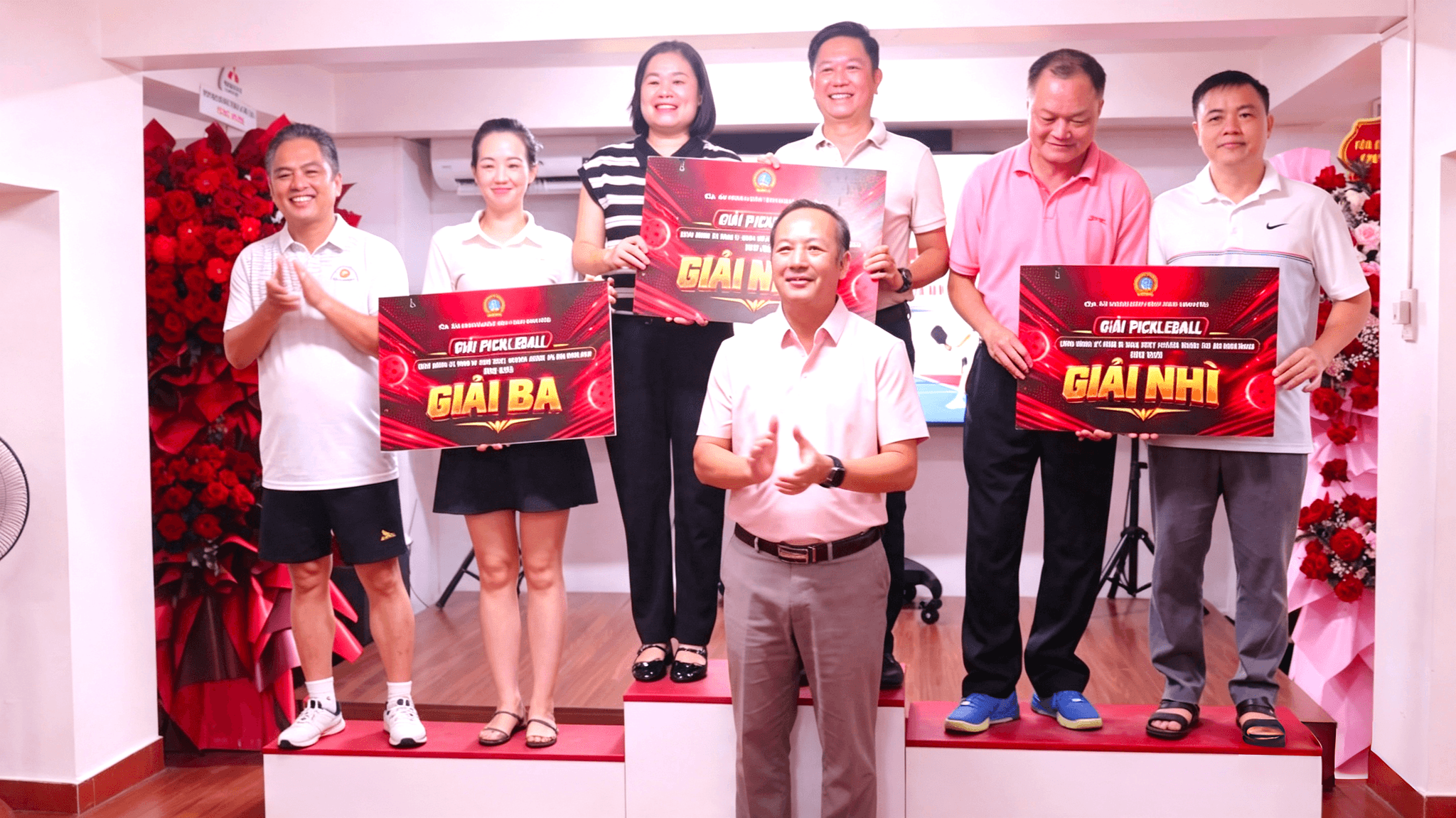 Lãnh đạo TAND tỉnh Thái Nguyên trao giải cho các đôi vận động viên đạt thành tích cao tại Giải Pickleball.
