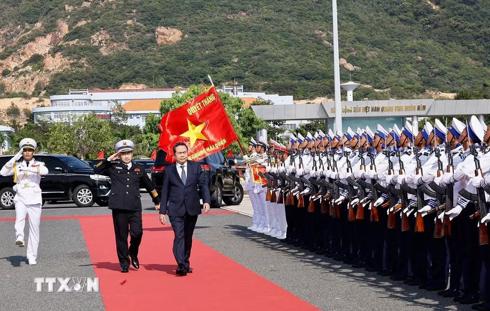 ttxvn-chu-tich-quoc-hoi-tham-lam-viec-voi-quan-chung-hai-quan-9022299-9.jpg