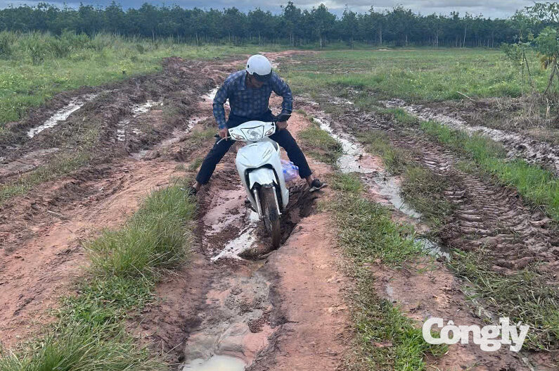 Thư ký TAND khu vực 2 - Đắk Lắk đi tống đạt quyết định xét xử ở địa bàn xã Ea Bung