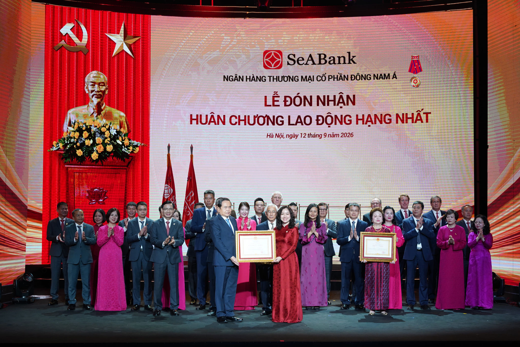Anh 2-Ba Le Thu Thuy - Pho Chu tich HDQT SeABank dai dien Ngan hang don nhan Huan chuong lao dong hang Nhat