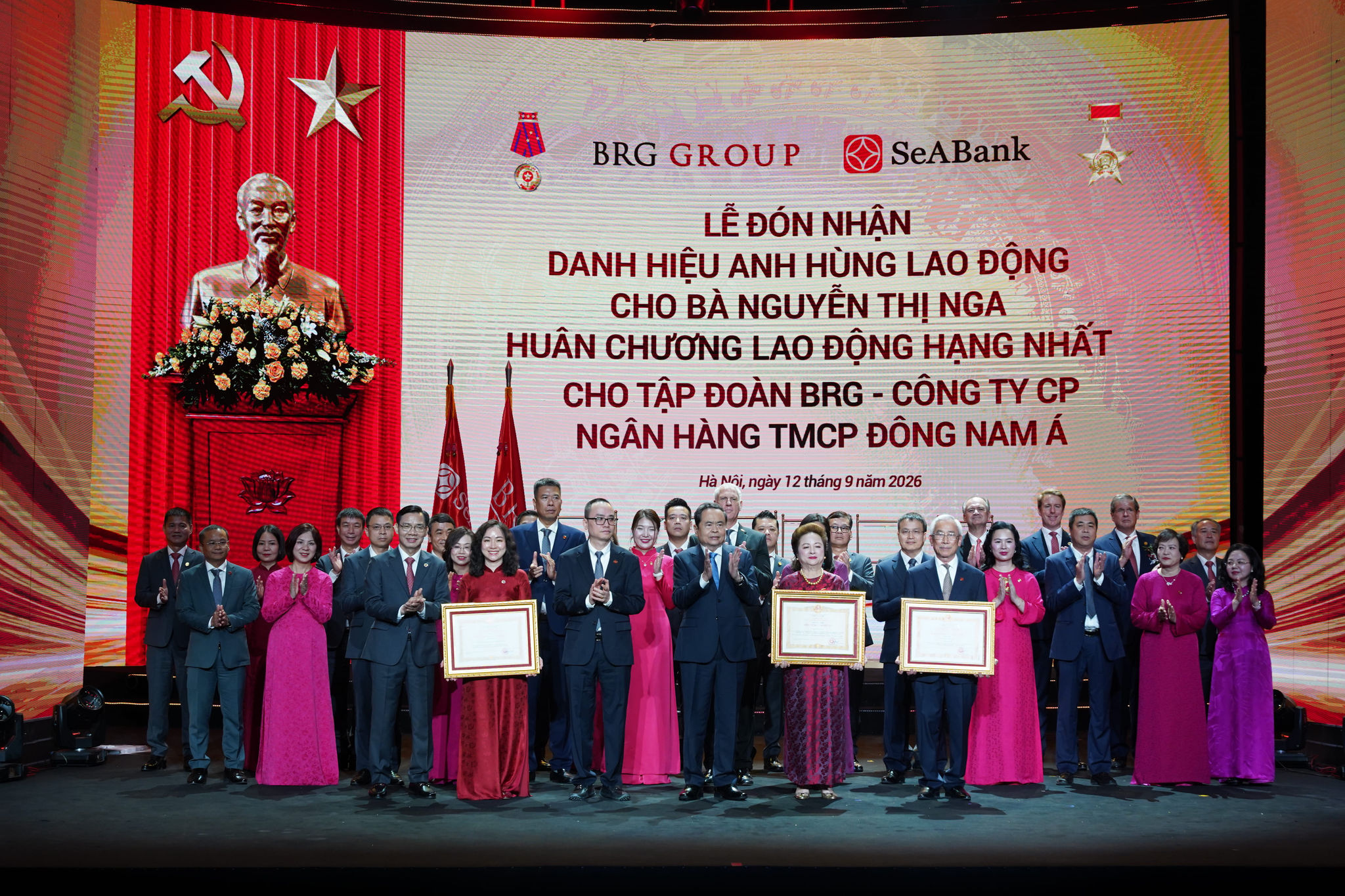 Anh 3 - UV BCT, CTQH Tran Thanh Man trao danh hieu Anh hung lao dong cho doanh nhan Nguyen Thi Nga cung HCLD Hang Nhat cho Tap doan BRG va Ngan hang SeABank
