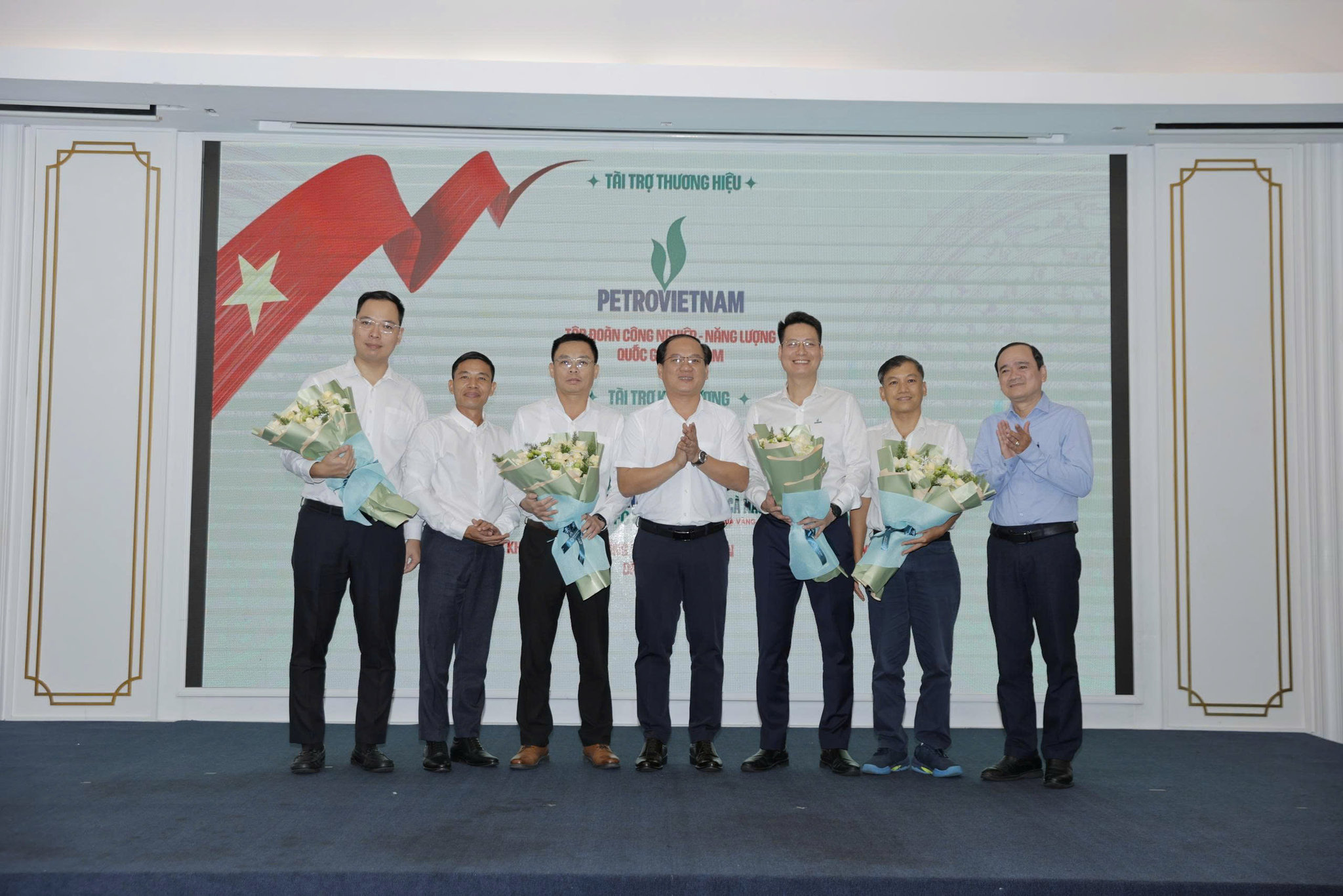 Ban tổ chức giải tặng hoa cảm ơn nhà tài trợ