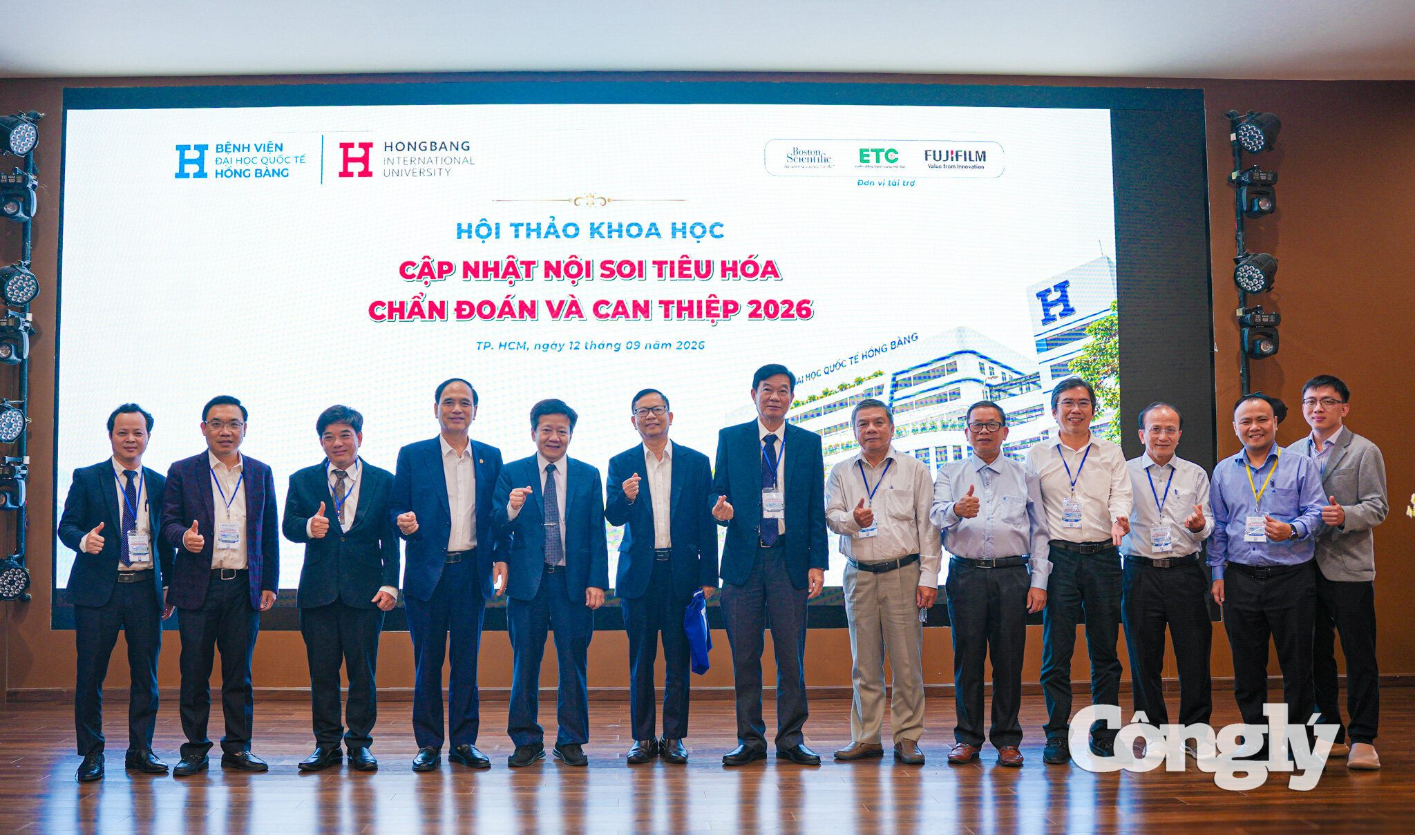 Các đại biểu chụp ảnh tại Hội thảo