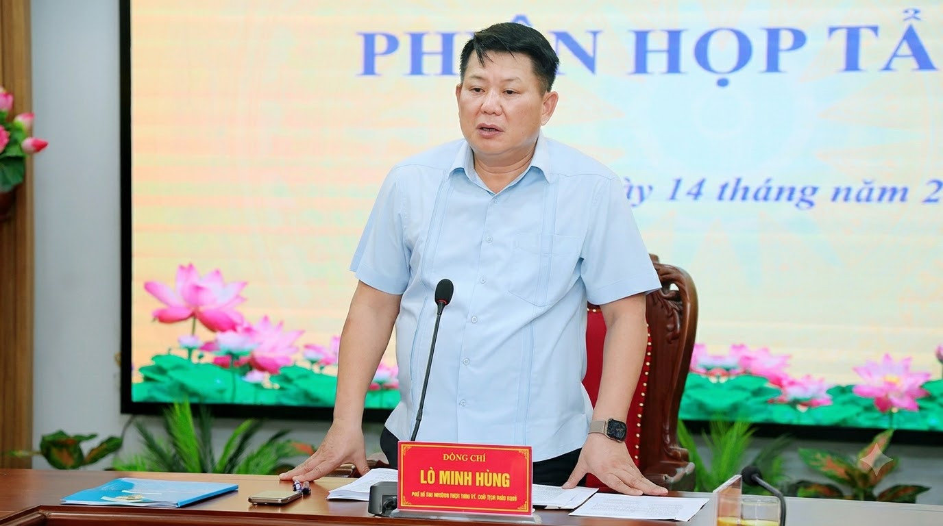 Đồng chí Phó Bí thư Thường trực Tỉnh ủy, Chủ tịch HĐND tỉnh, phát biểu tại phiên họp.