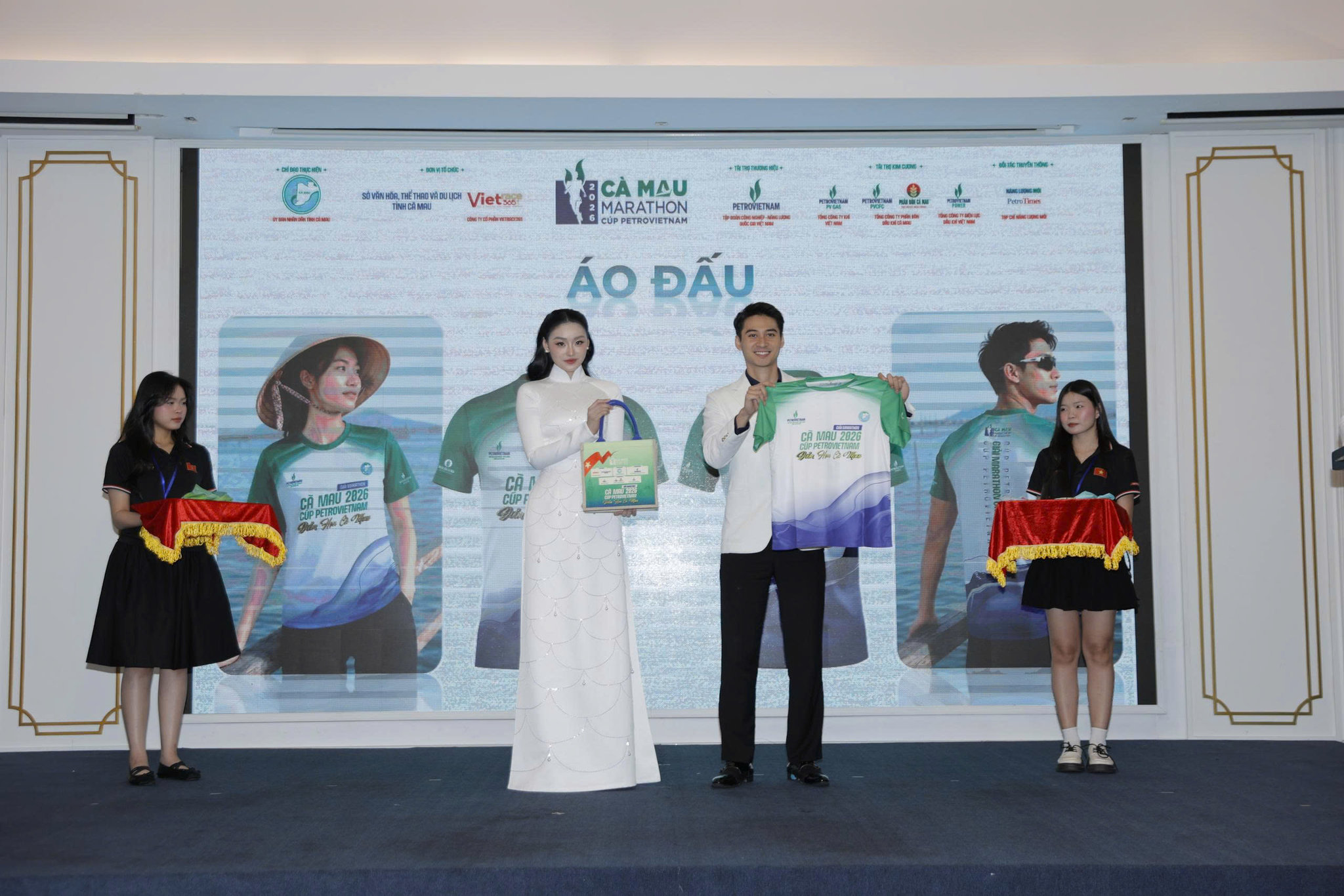 Hoa hậu Ý Nhi và Nam vương Tuấn Ngọc - đại sứ của chương trình - giới thiệu về áo đấu