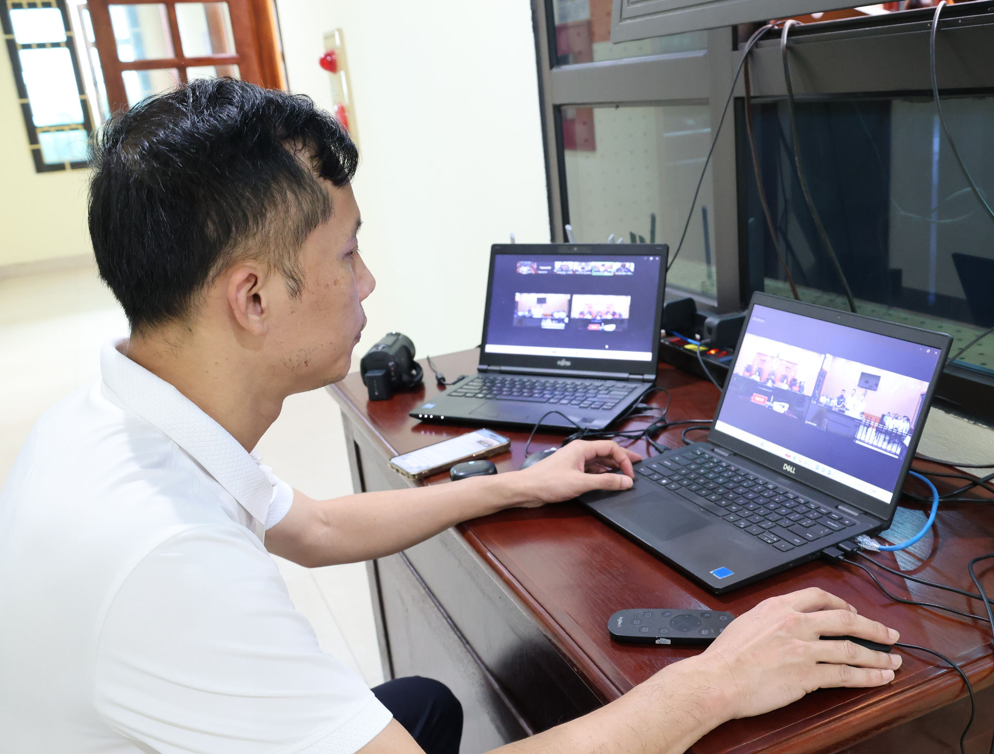 Phiên tòa được truyền trực tuyến từ Phòng xét xử Tòa án nhân dân khu vực 6- Quảng Ninh tới các Viện kiểm sát khu vực trong toàn thành phố Quảng Ninh