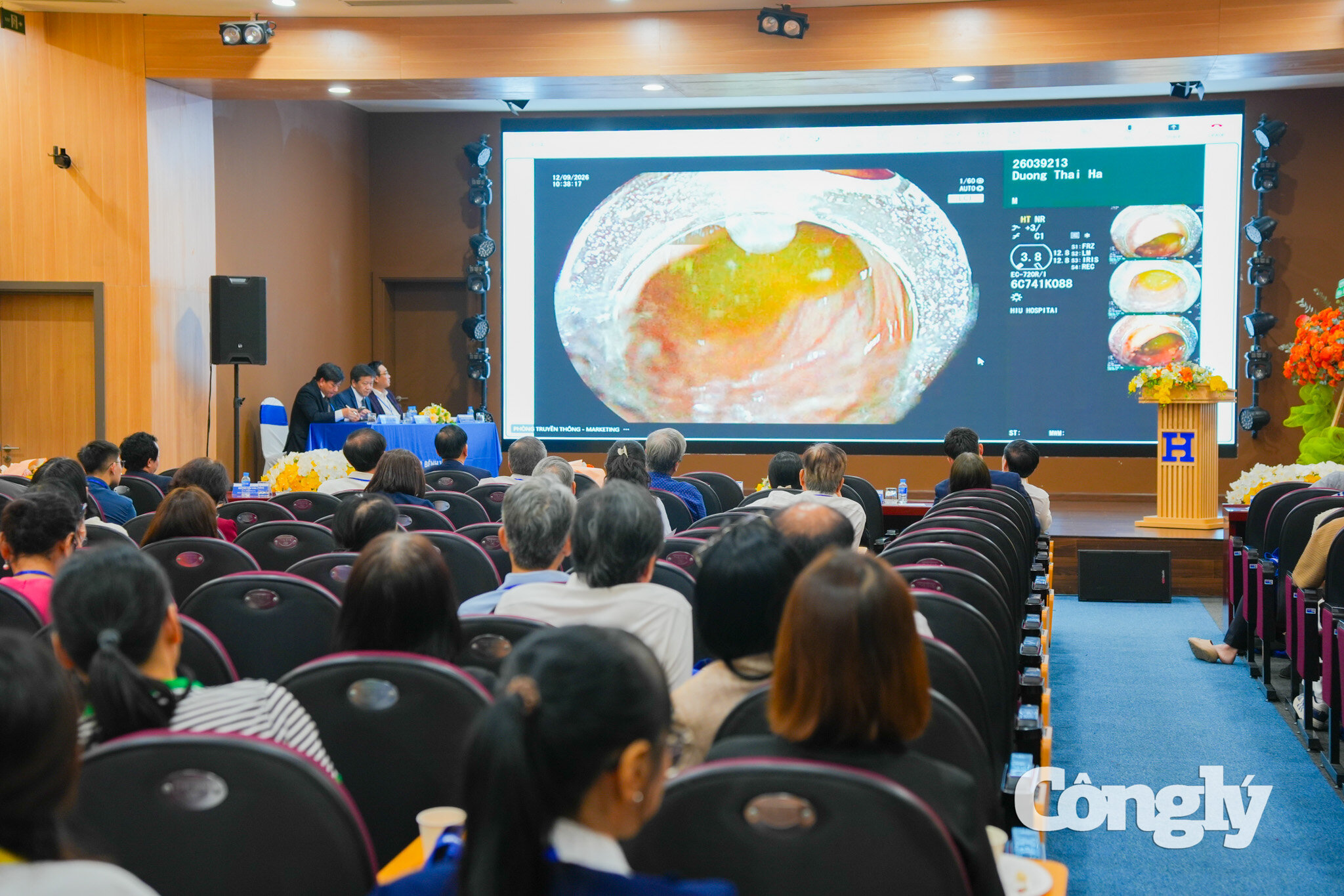 Khán phòng đang xem ekip bác sĩ thưc hiện trực tiếp từ phòng