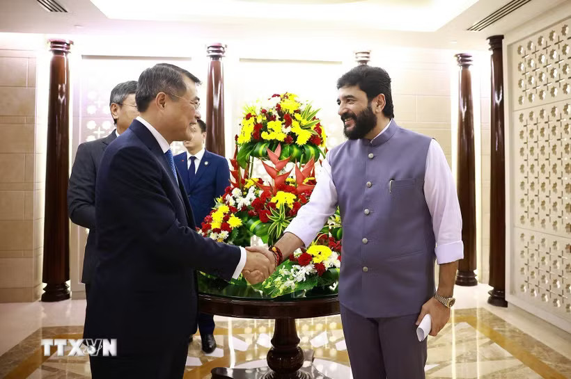 Quan chức cấp cao Ấn Độ tiễn Thủ tướng Lê Minh Hưng kết thúc chuyến tham dự Hội nghị thượng đỉnh BRICS lần thứ 18 và làm việc song phương tại Ấn Độ. (Ảnh: Dương Giang/TTXVN)