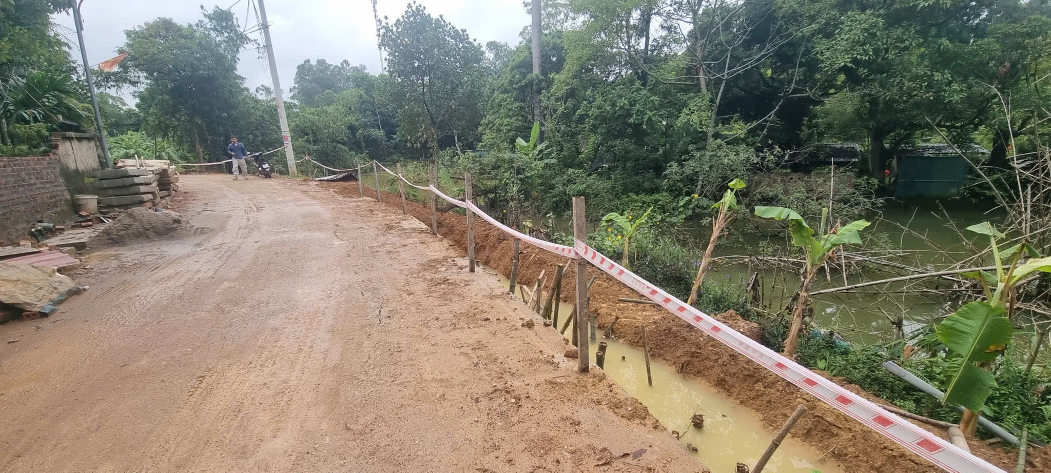 Các vị trí thi công đã được rào chắn, bảo đảm an toàn và cảnh báo cho người tham gia giao thông. (Ảnh: Trương Hiếu)