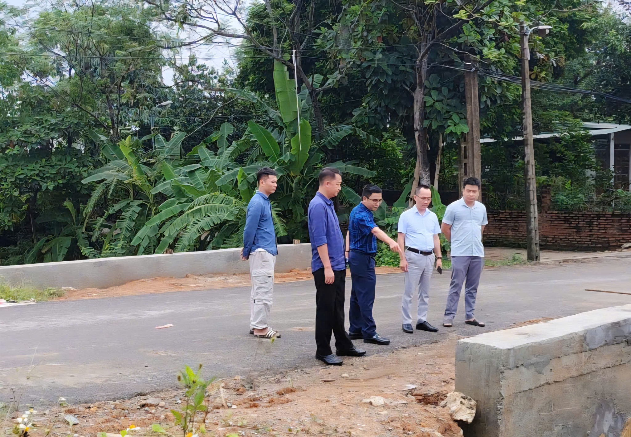 Đại diện chủ đầu tư, đơn vị tư vấn giám sát, nhà thầu cùng phóng viên Báo Công lý kiểm tra thực tế tại dự án ngày 15/9/2026.