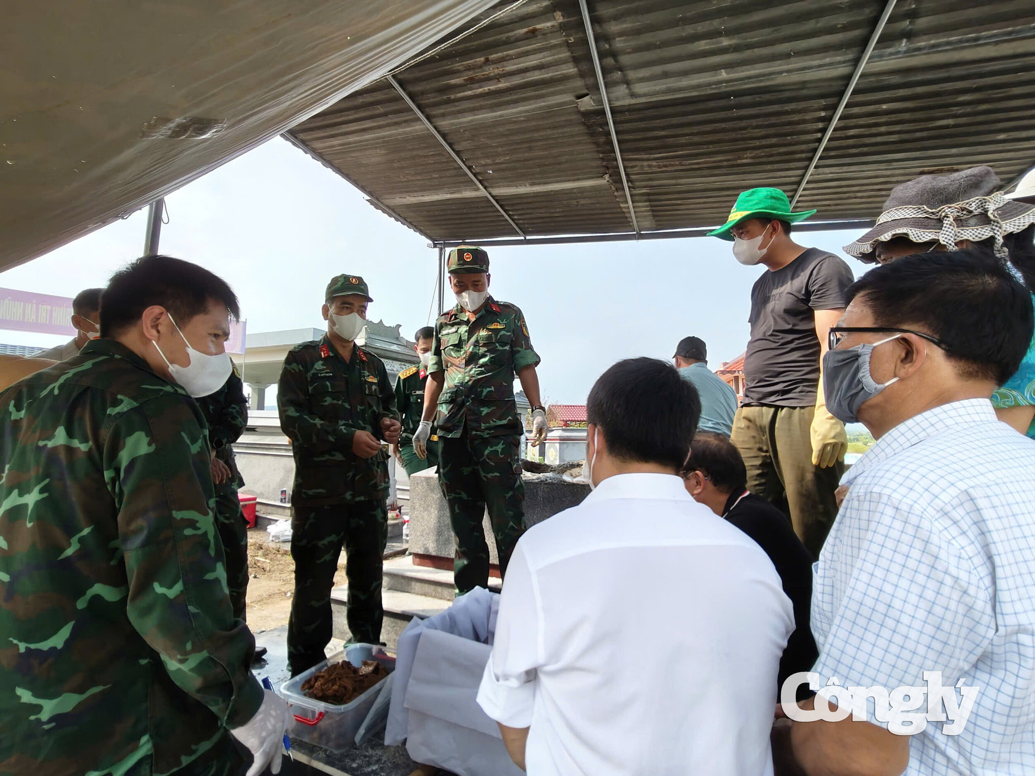 4. Cảnh cất bốc mộ tập thể