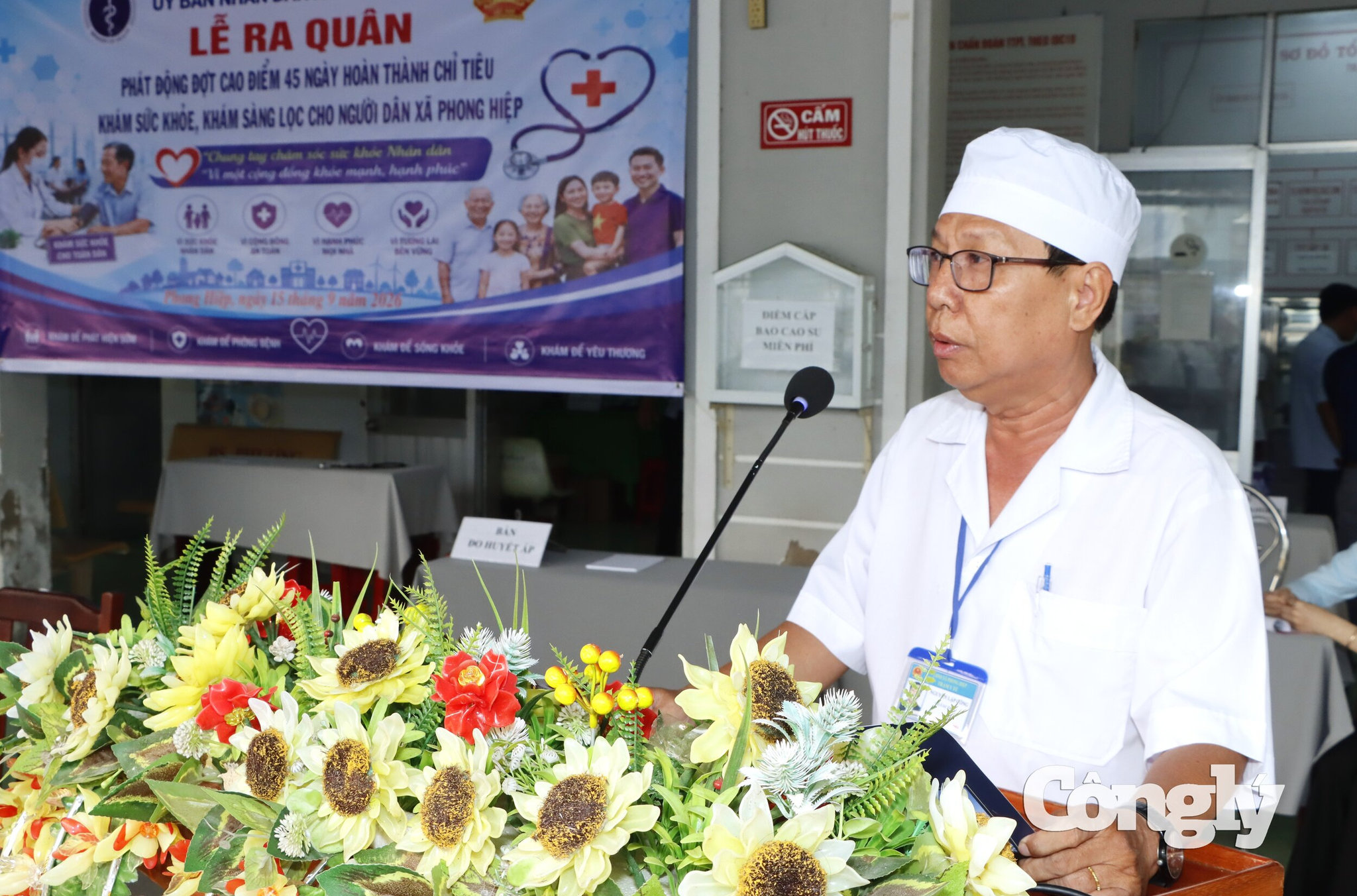 Bác sĩ Nguyễn Lập Công, Giám đốc Trạm Y tế xã Phong Hiệp phát biểu tại Lễ ra quân cao điểm
