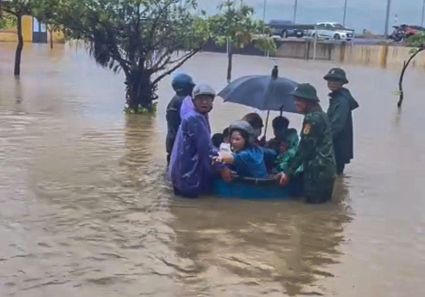 Hà Tĩnh: Dùng thuyền thúng đưa 120 học sinh khỏi điểm trường ngập sâu