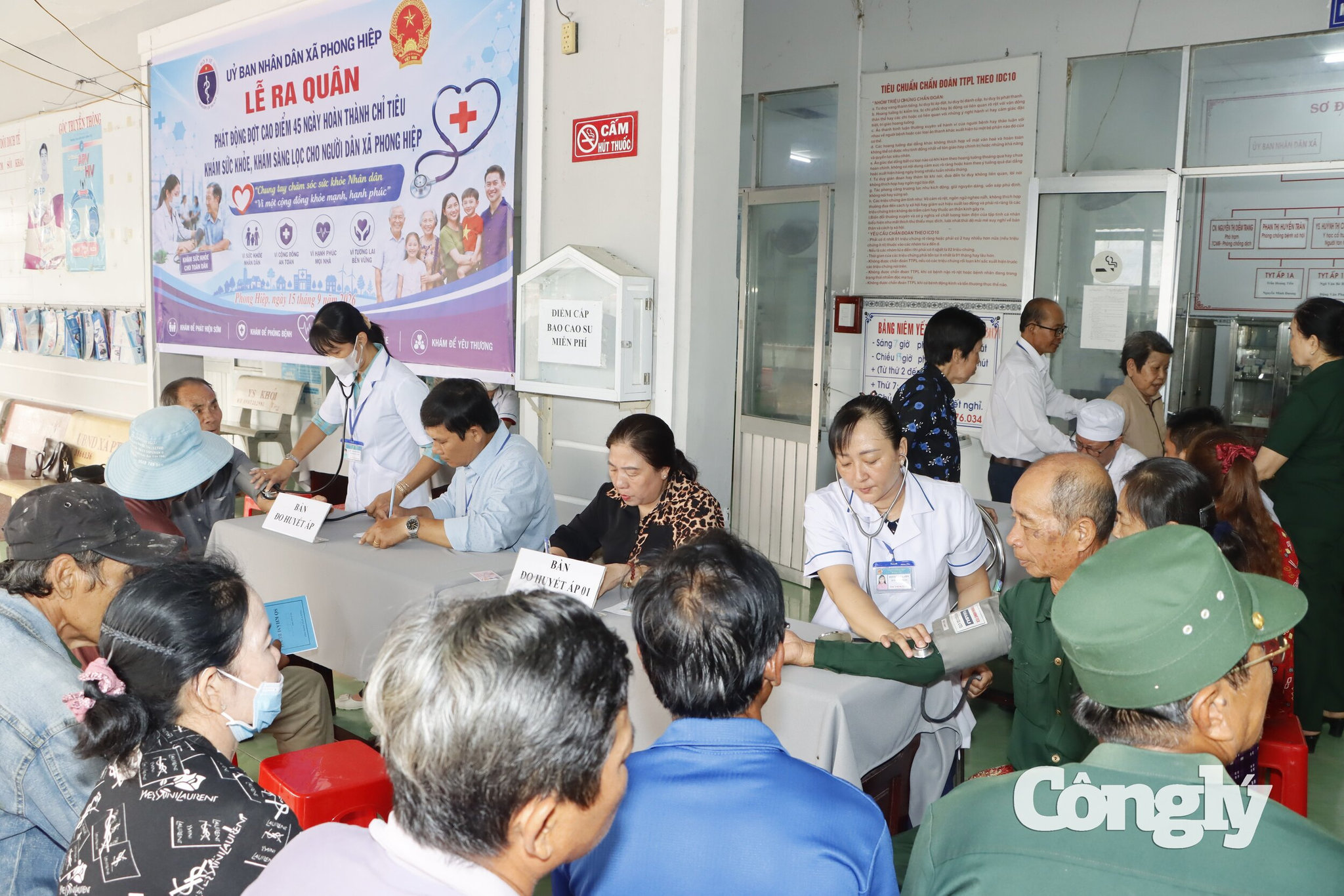 Ngay từ sáng sớm, đông đảo bà con nhân dân đã đến Trạm Y tế xã Phong Hiệp
