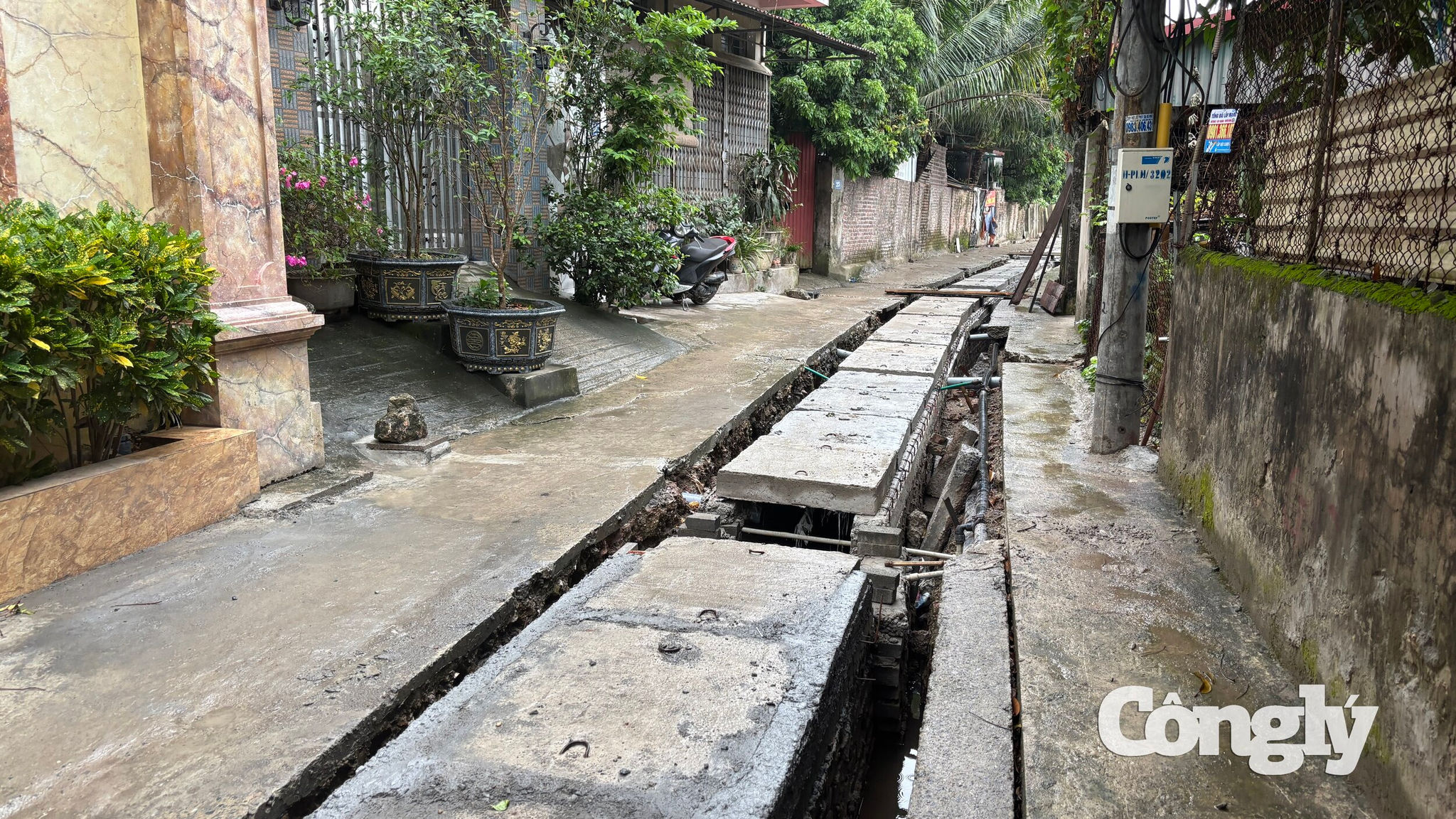 Nhiều đoạn nhà thầu thi công chưa bố trí biển cảnh báo và dây báo hiệu nguy hiểm cảnh báo cho người dân qua lại.