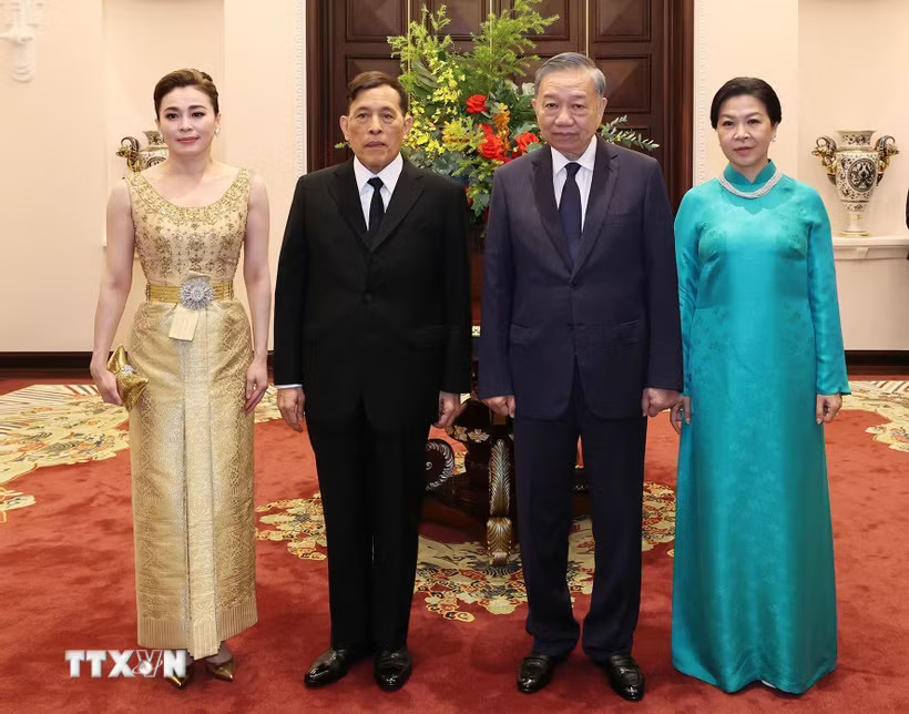 Tổng Bí thư, Chủ tịch nước Tô Lâm và Phu nhân Ngô Phương Ly với Nhà vua Thái Lan Maha Vajiralongkorn Phra Vajiraklaochaoyuhua và Hoàng hậu Suthida Bajrasudhabimalalakshana. (Ảnh: Thống Nhất/TTXVN)