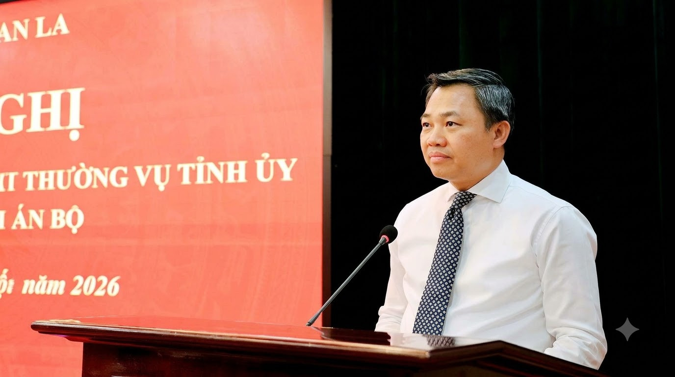 Ông Nguyễn Đình Việt, Phó Bí thư Tỉnh ủy, Chủ tịch UBND tỉnh trao Quyết định điều động