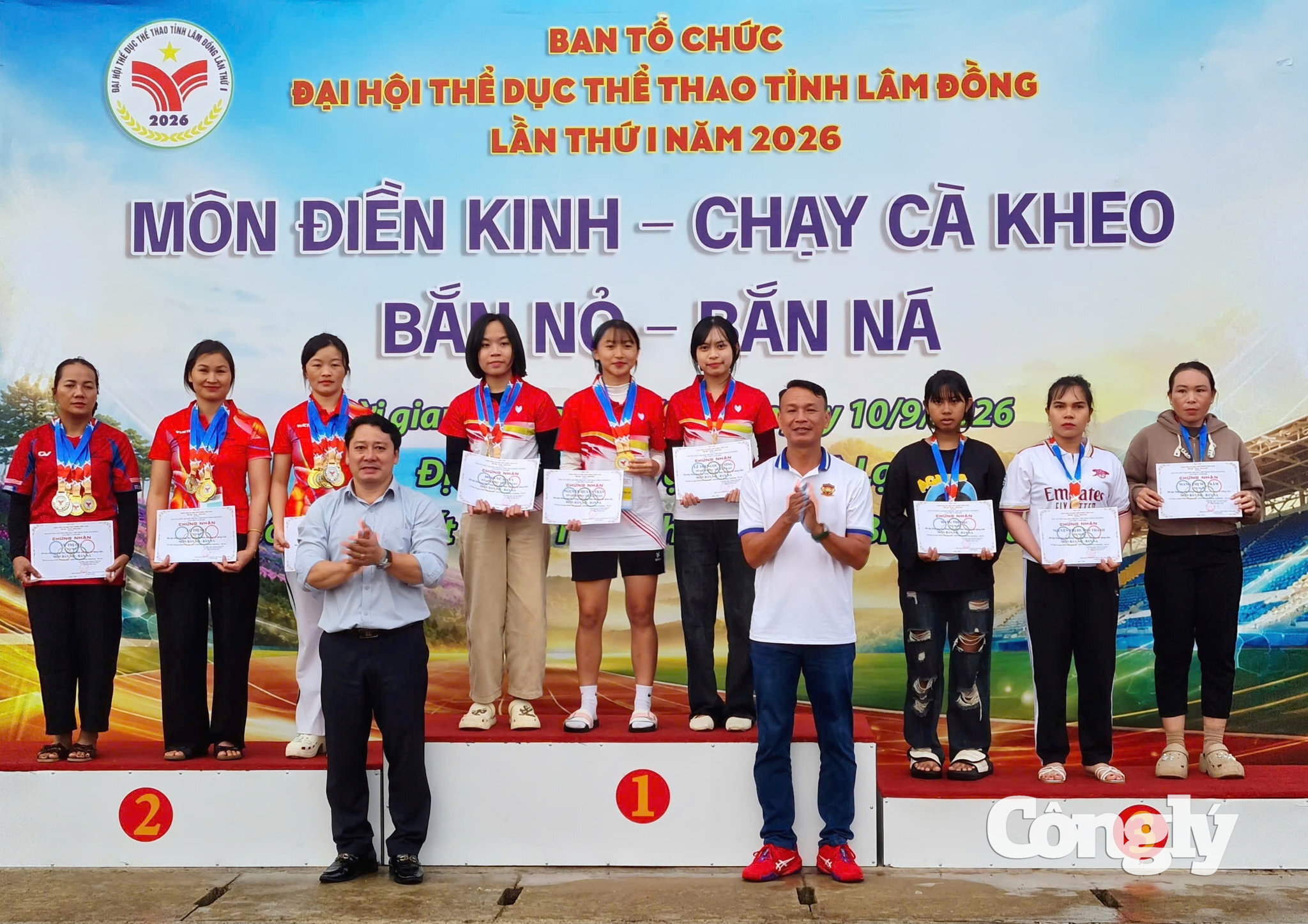 Trao huy chương-1789384573186